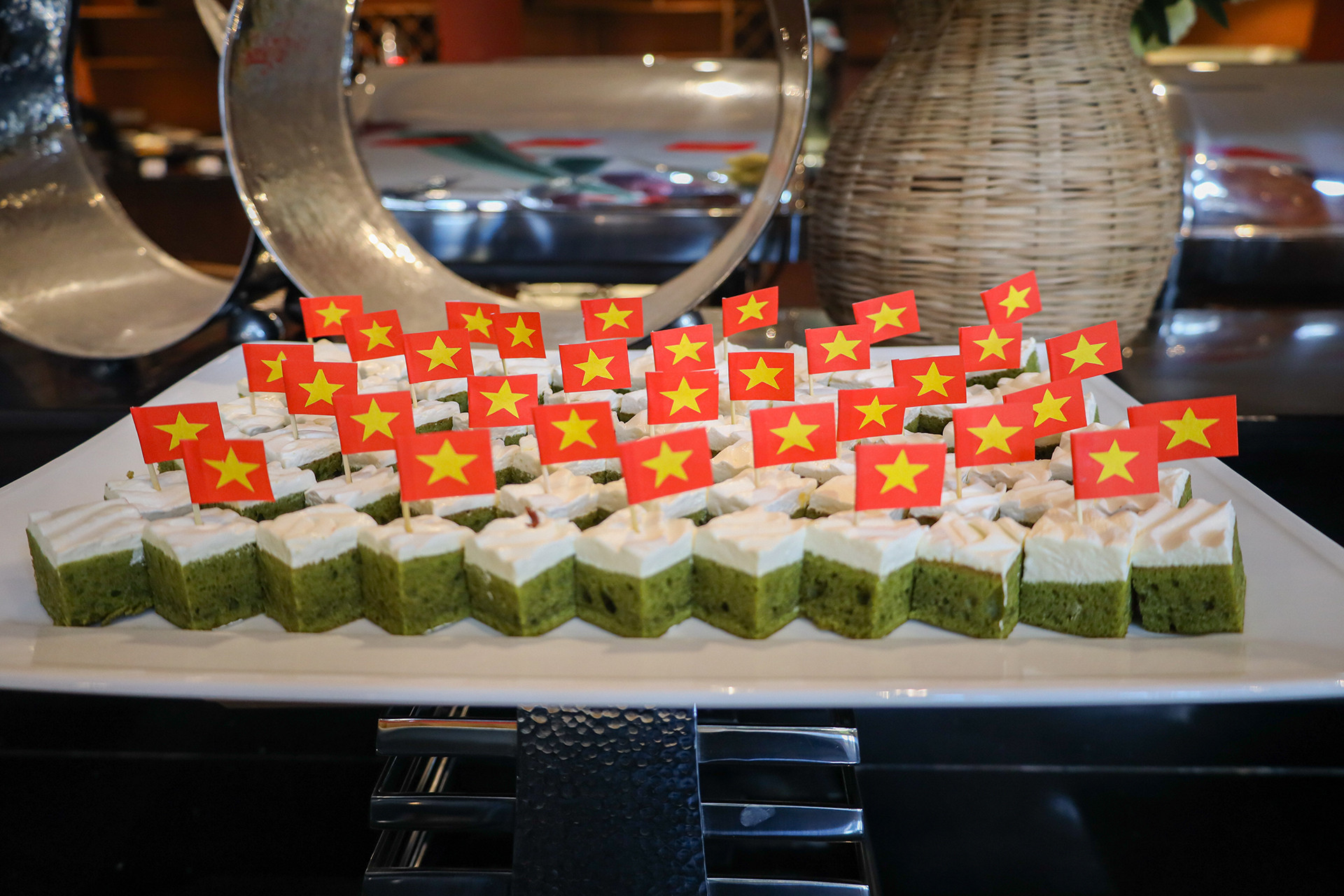 各旅游目的地以与国旗形象相关的美食吸引游客。（秋水 摄）