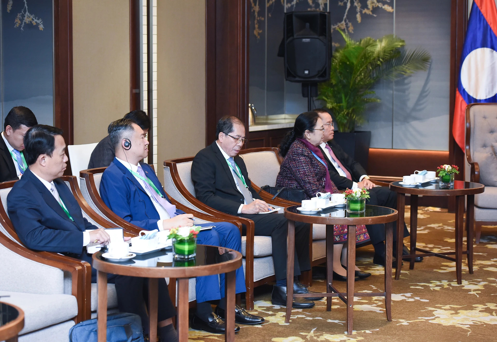 陪同老挝副总理沙伦塞·贡马西的成员们。