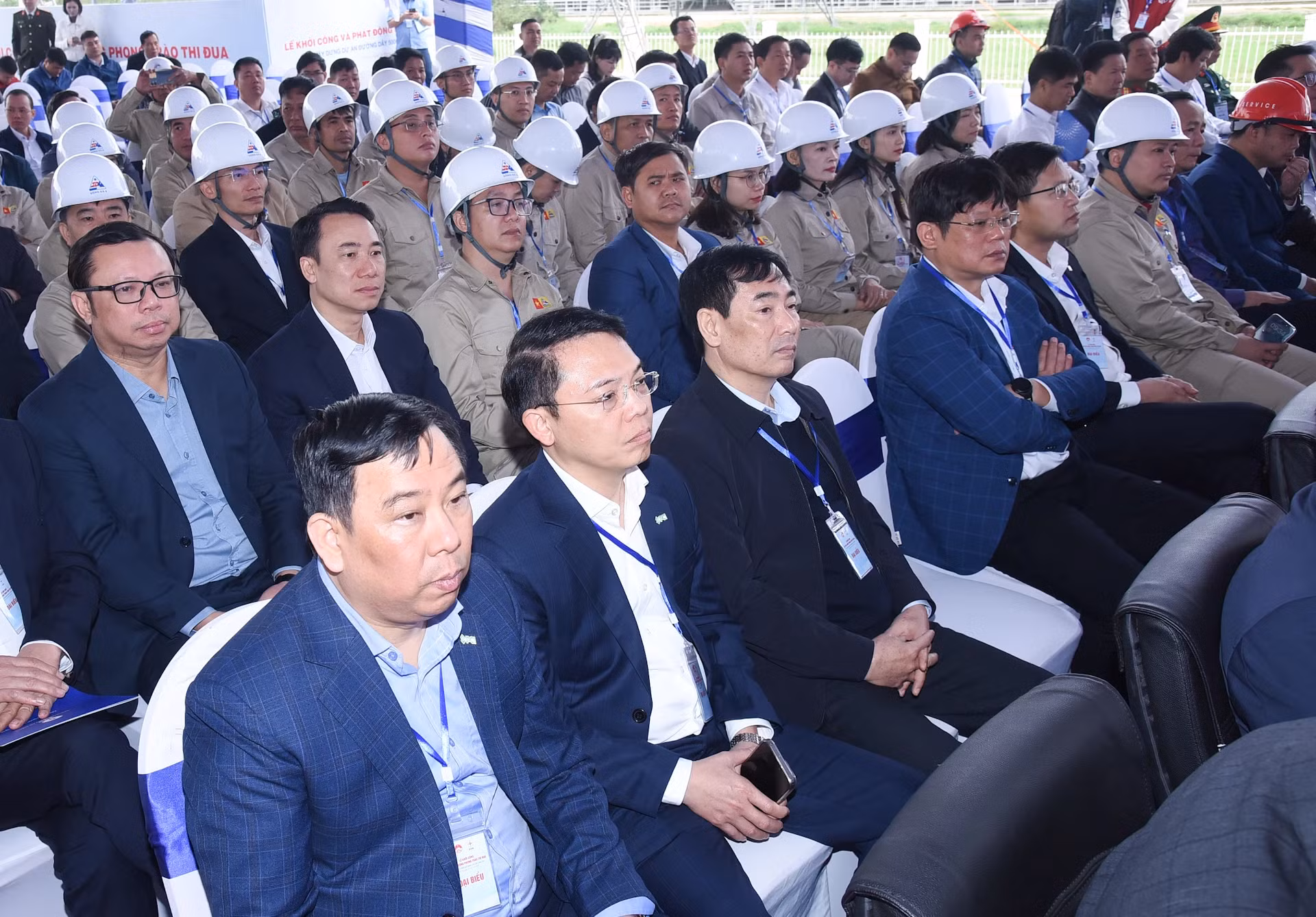 与会代表。