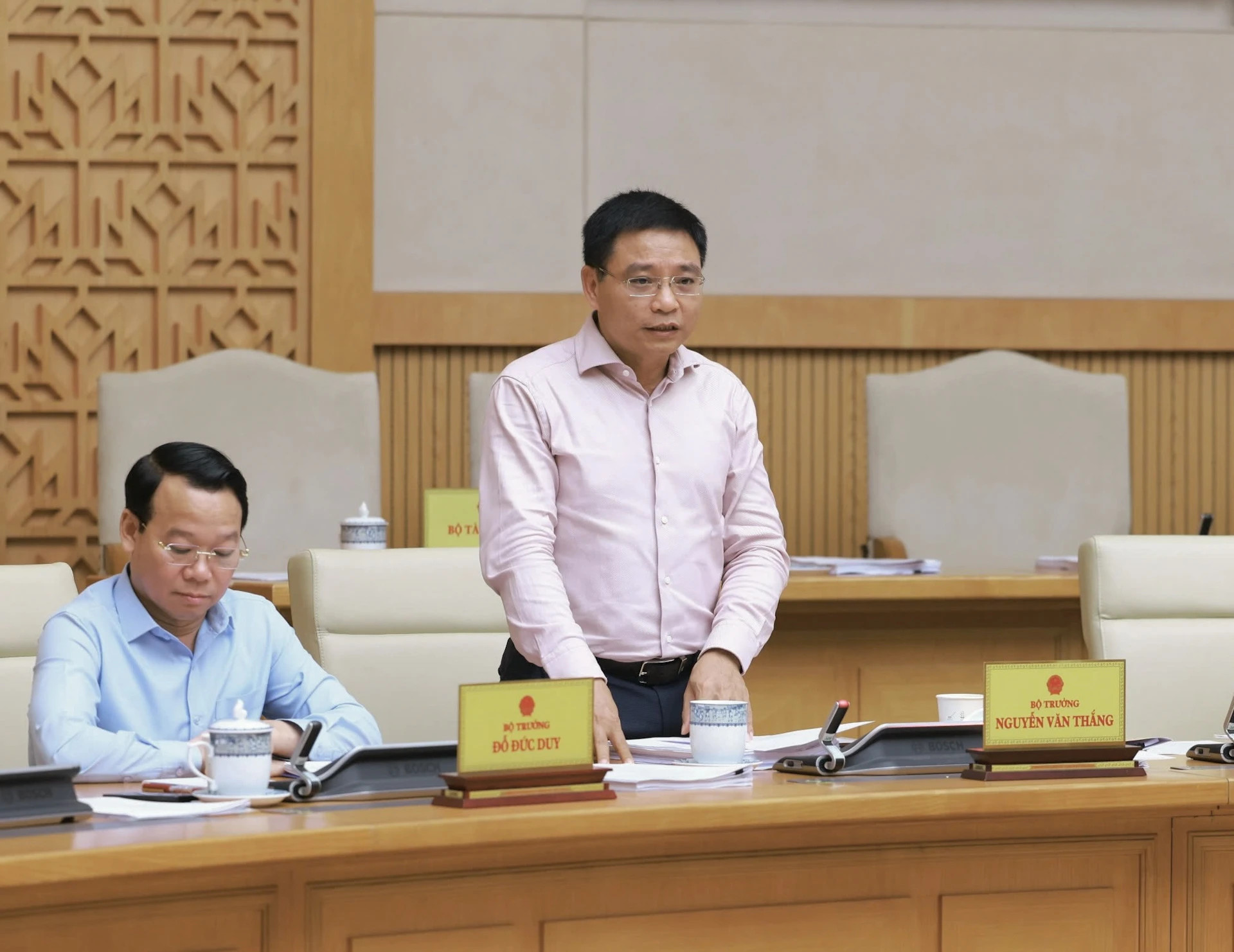 财政部长阮文胜发表讲话。