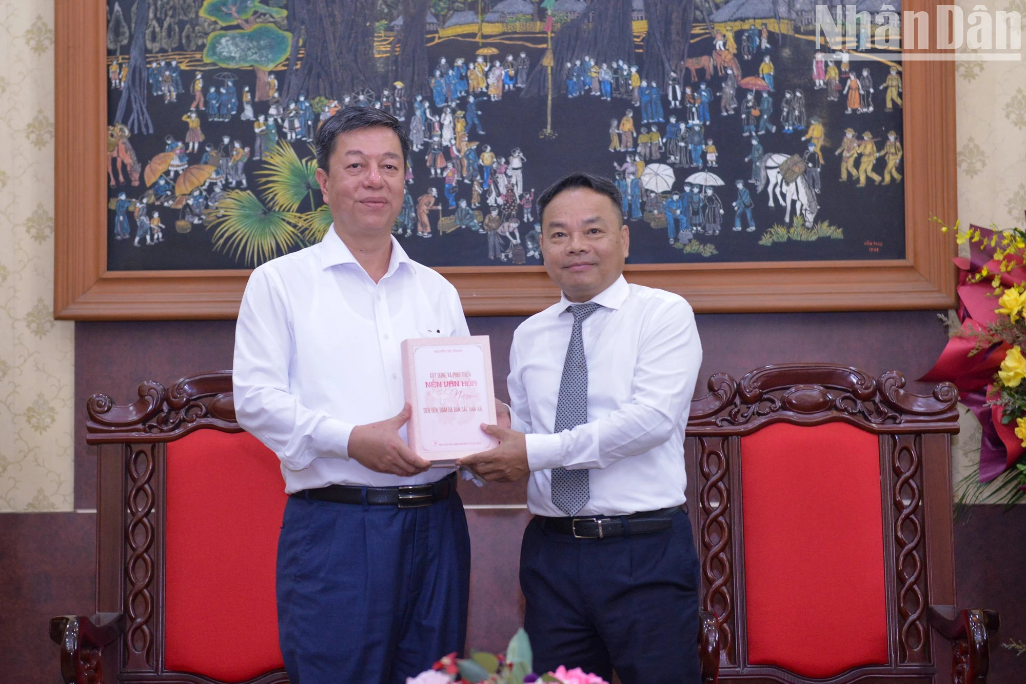 武仲林同志向《人民报》社副总编辑丁如欢赠送由越南真理国家政治出版社出版的书籍。(世大 摄) 武仲林同志向《人民报》社副总编辑丁如欢赠送由越南真理国家政治出版社出版的书籍。(世大 摄)