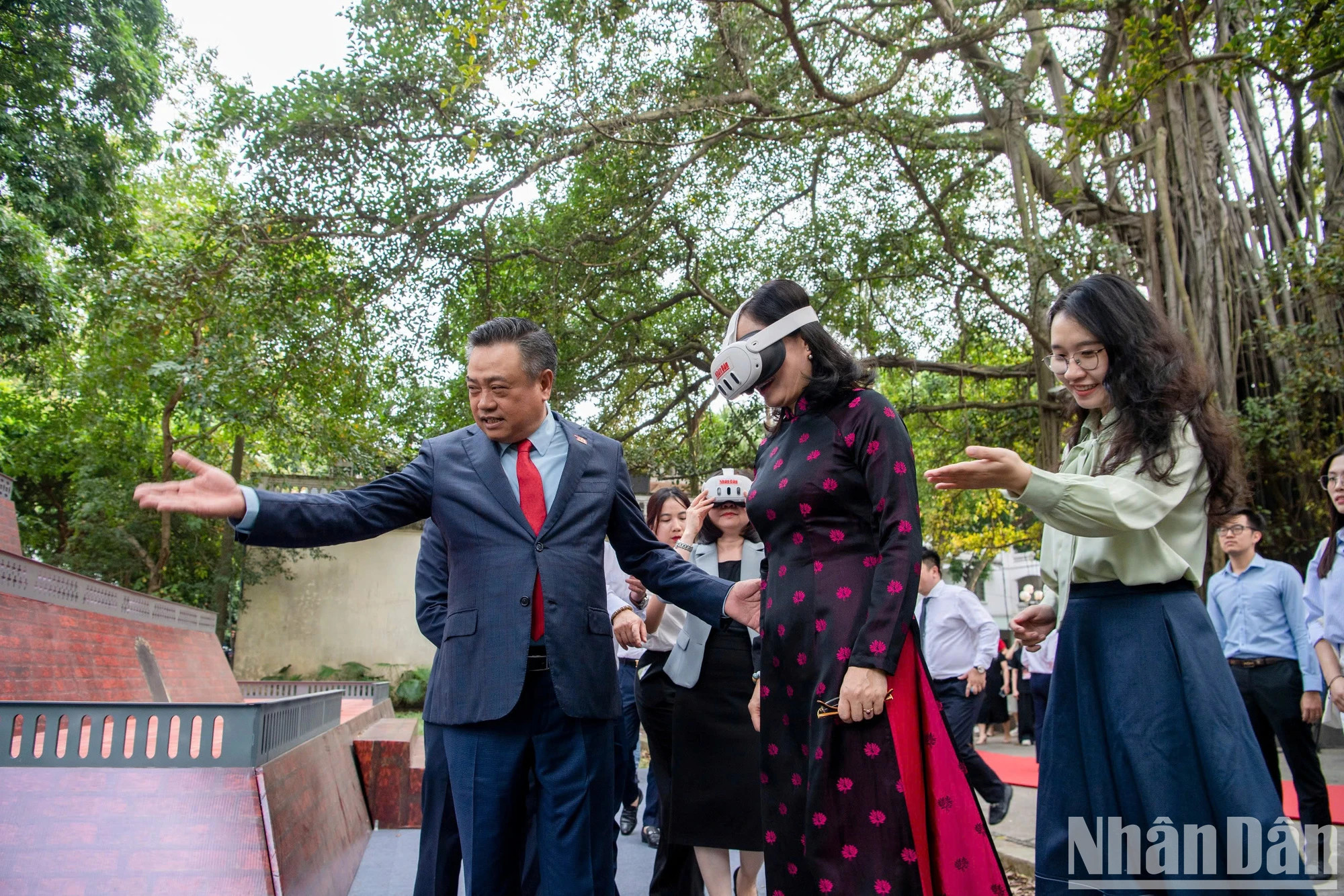 代表们体验河内旗台互动展览。 代表们体验河内旗台互动展览。