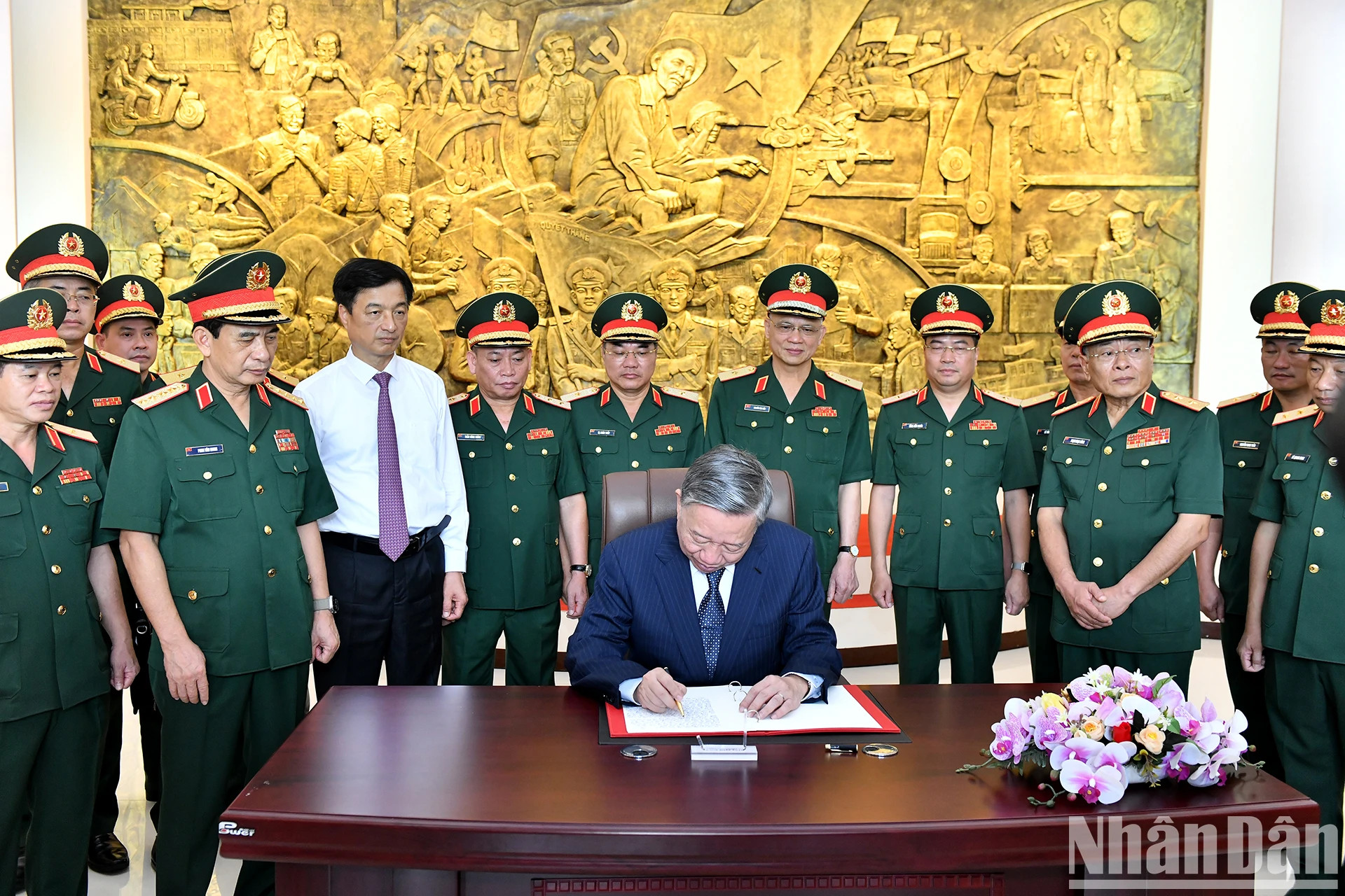 苏林总书记、国家主席在国防部第二总局留念薄上留言。