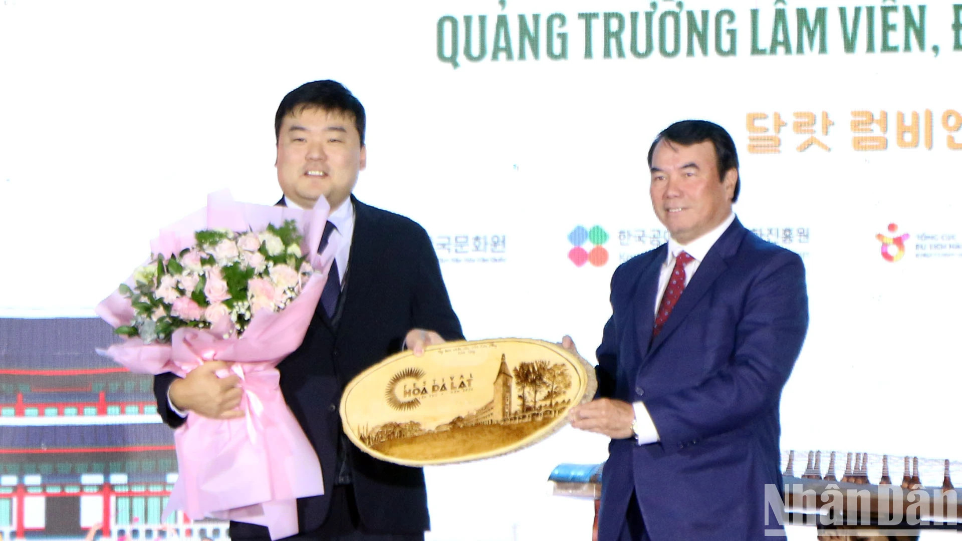 林同省人民委员会副主席范思向越南韩国文化中心代表赠送纪念品。 林同省人民委员会副主席范思向越南韩国文化中心代表赠送纪念品。