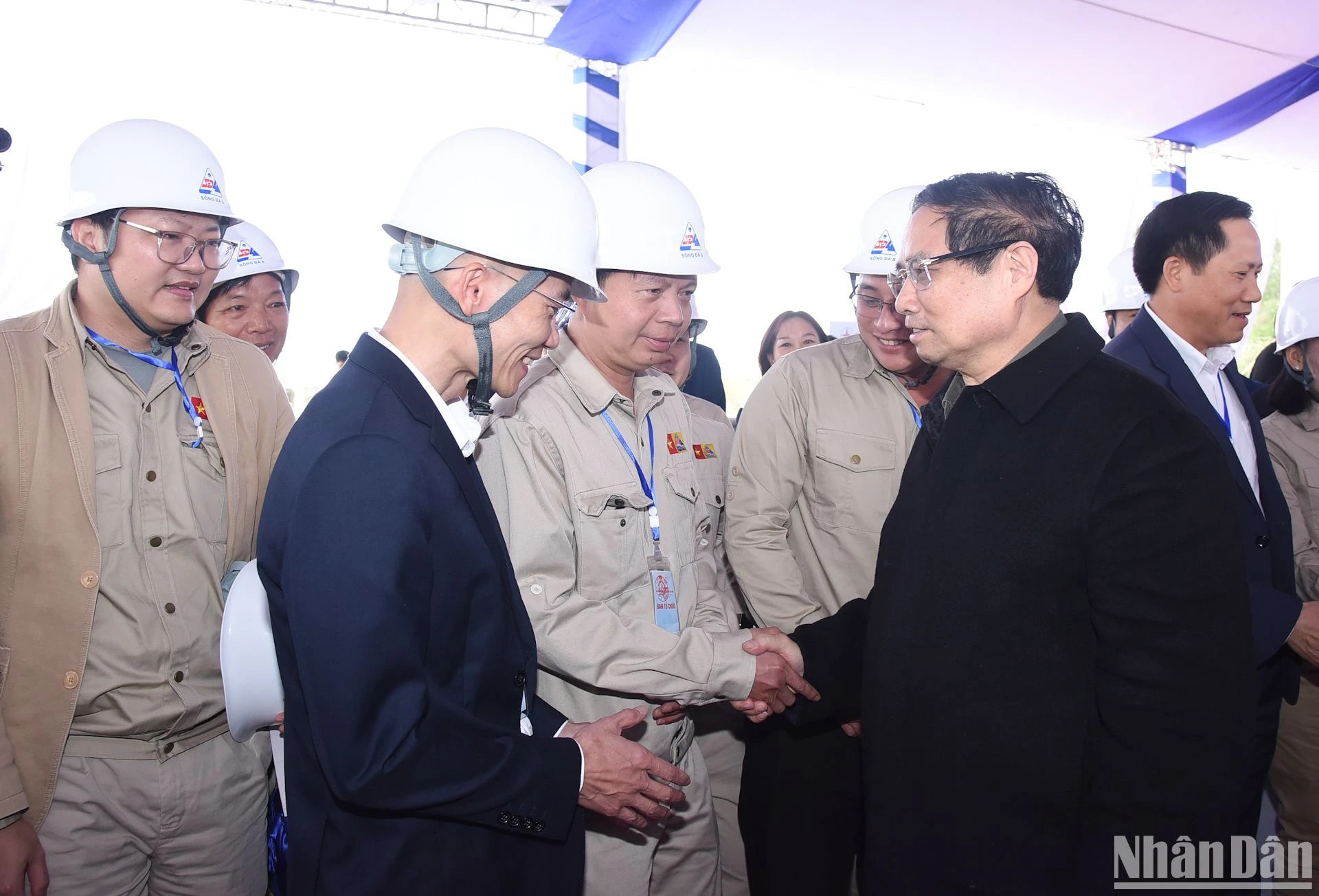 政府总理范明正与工人们交流。 政府总理范明正与工人们交流。