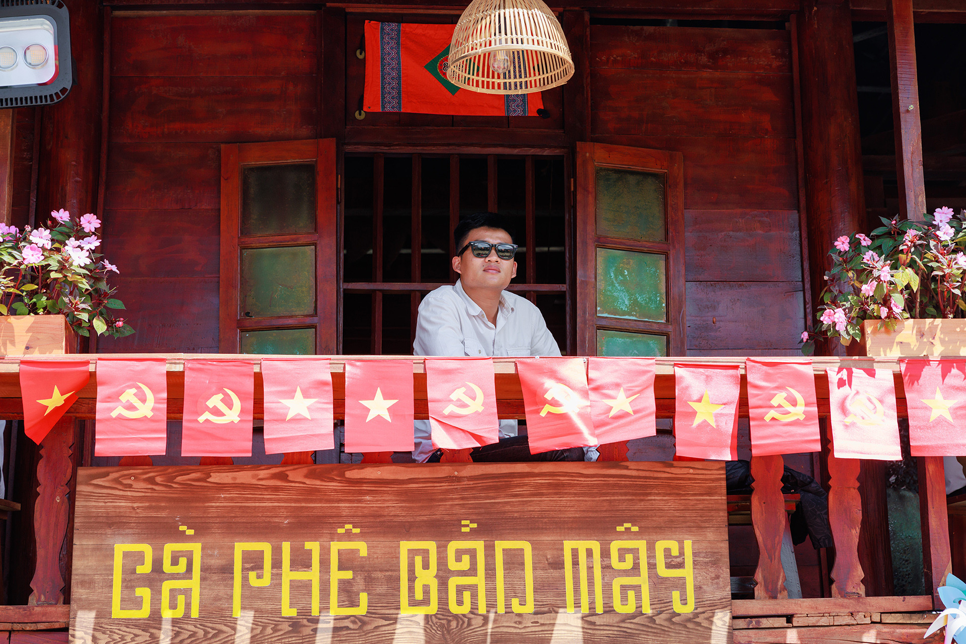 老街省沙巴的 一家咖啡店悬挂旗帜，喜迎国庆节。（草原 摄）