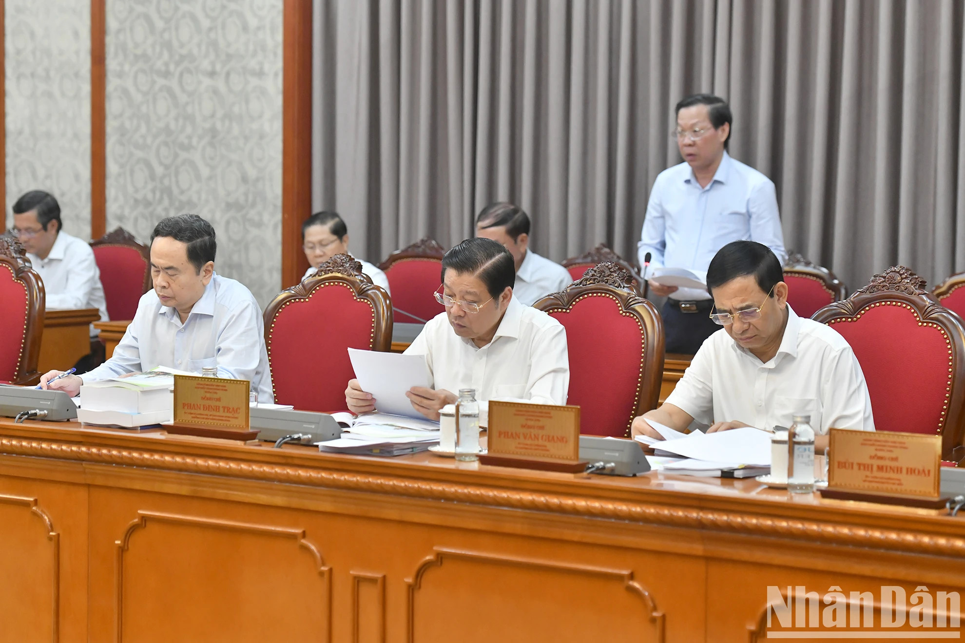 党、国家领导人和各位代表出席会议。 党、国家领导人和各位代表出席会议。