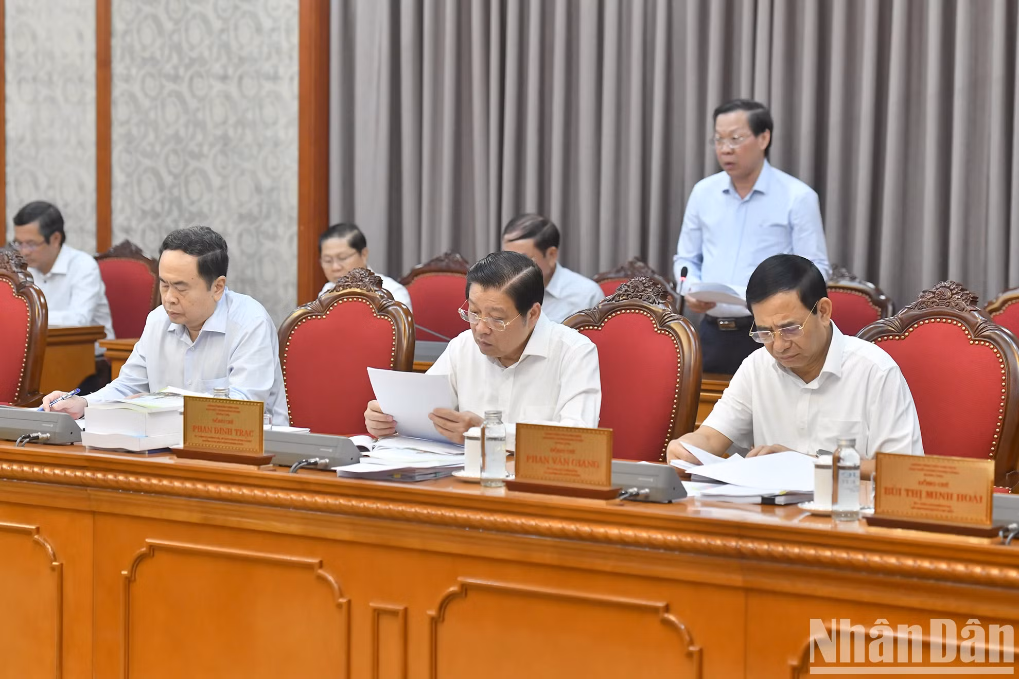 党、国家领导人和各位代表出席会议。