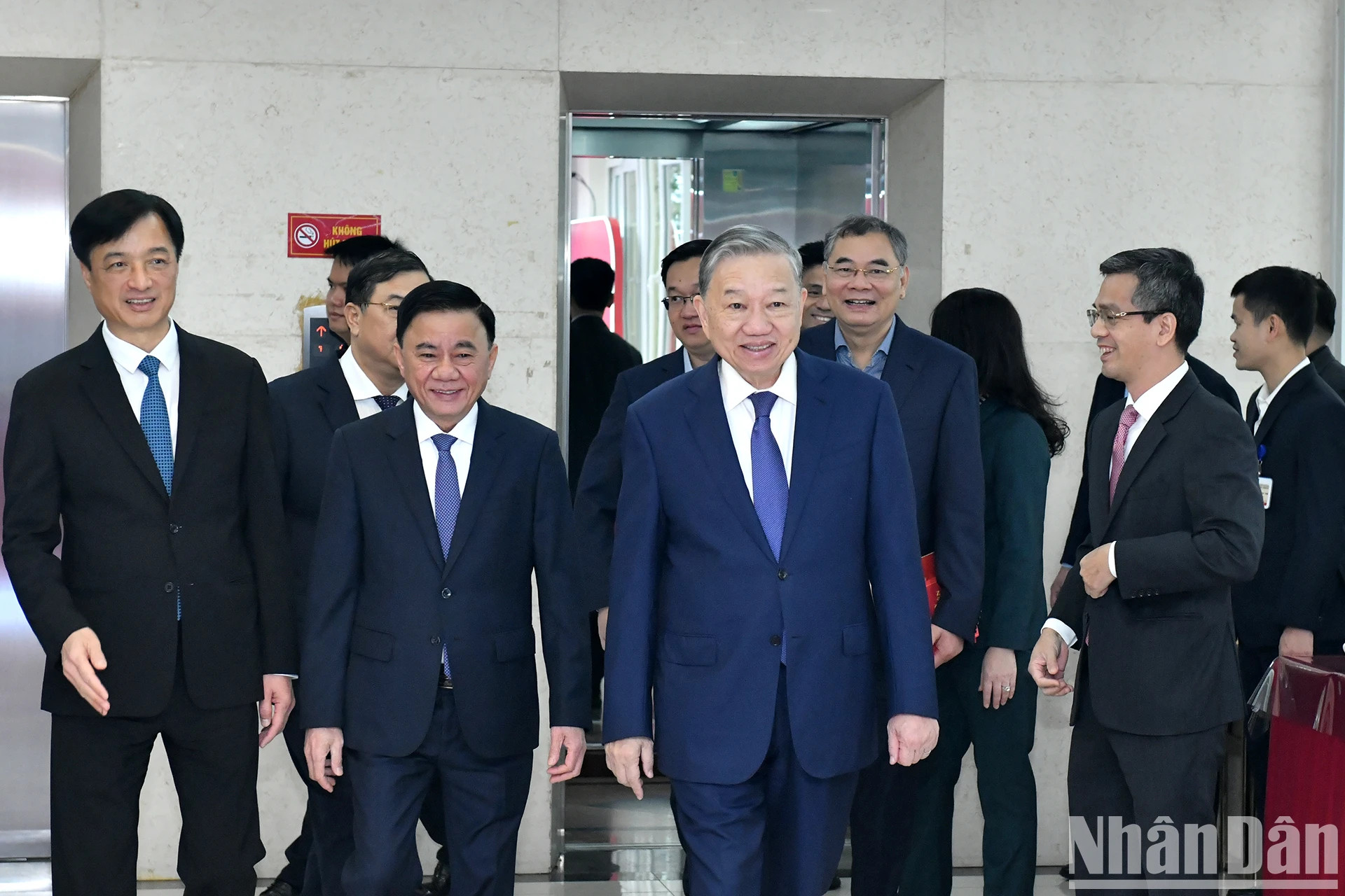 越共中央总书记苏林出席越共中央办公厅2024年工作总结暨2025年任务部署会议。