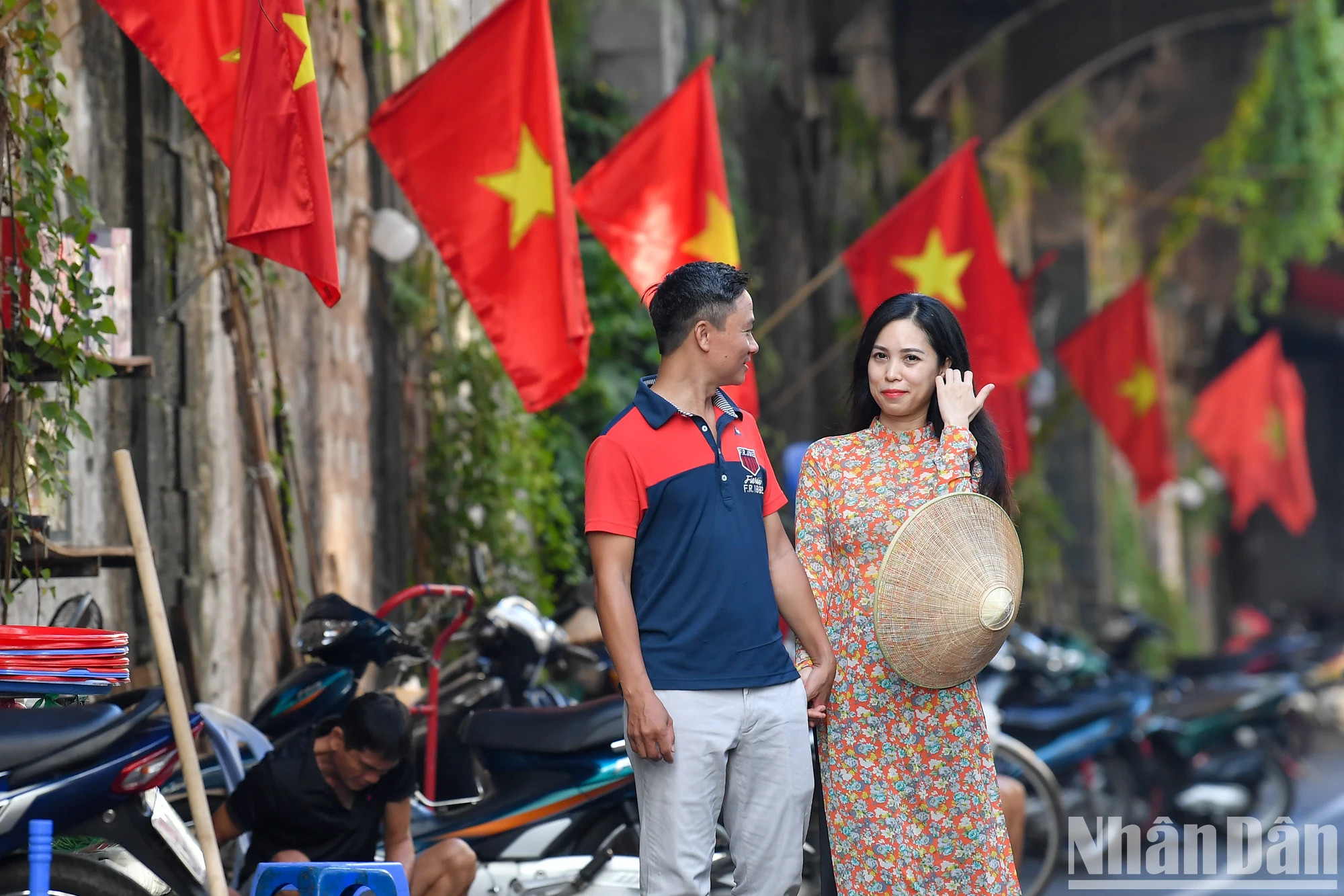 街道两旁悬挂着许多红旗庆祝独立日。