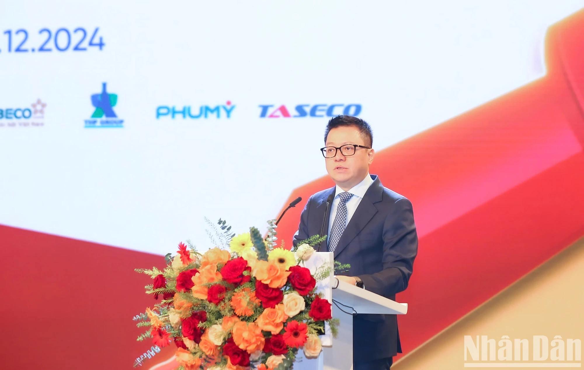 越共中央委员、越南《人民报》社总编辑、中央宣教部副部长、越南新闻工作者协会主席黎国明在颁奖仪式上发表讲话。 越共中央委员、越南《人民报》社总编辑、中央宣教部副部长、越南新闻工作者协会主席黎国明在颁奖仪式上发表讲话。