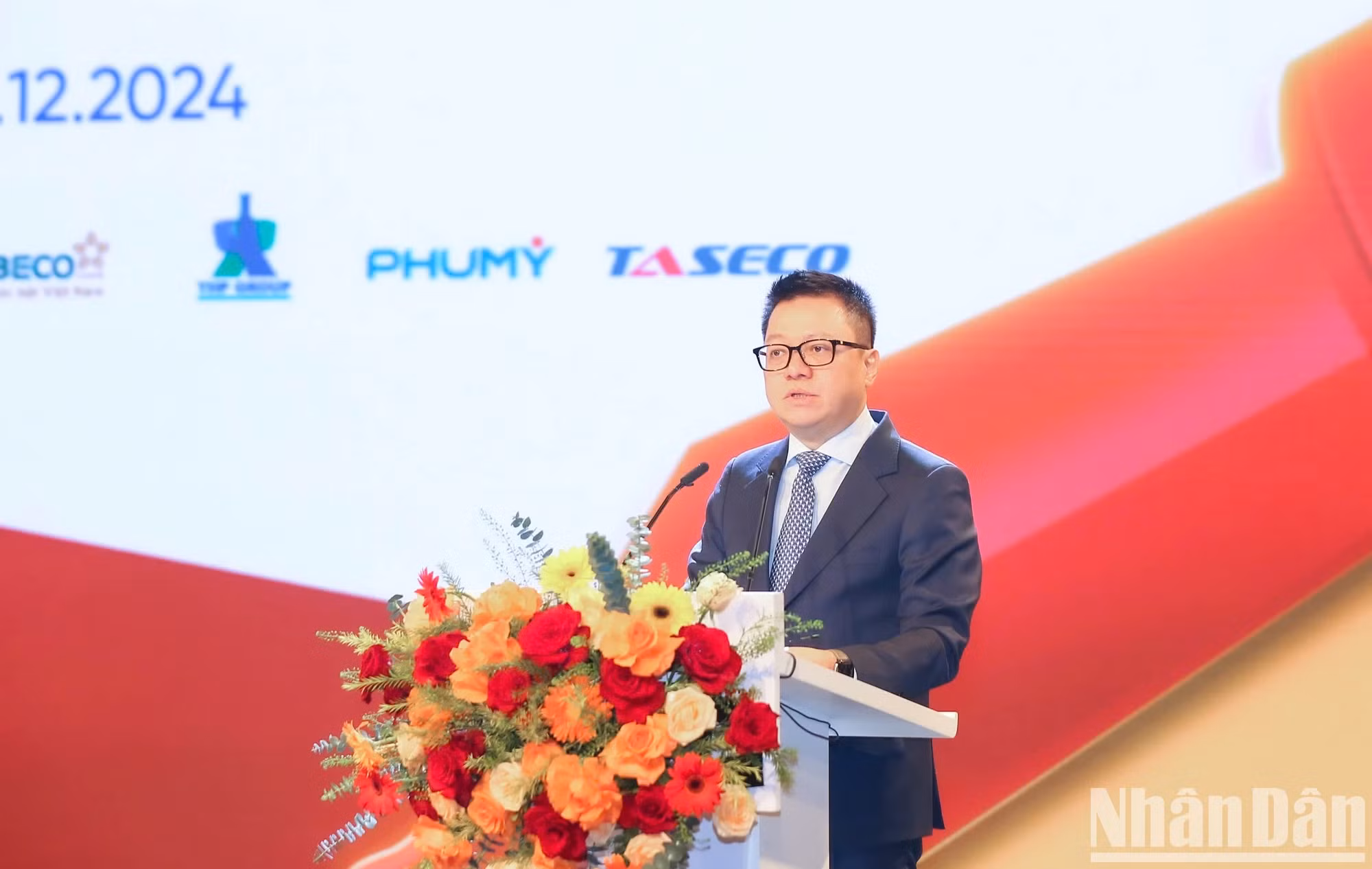 越共中央委员、越南《人民报》社总编辑、中央宣教部副部长、越南新闻工作者协会主席黎国明在颁奖仪式上发表讲话。