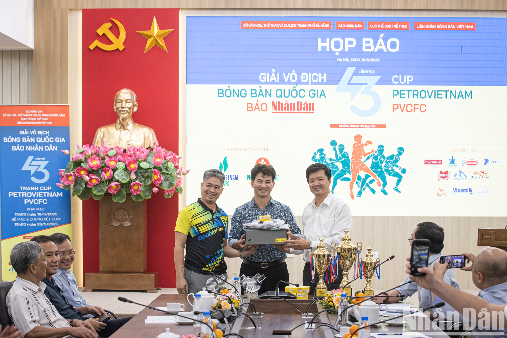 表演艺术局局长阮春北出席了新闻发布会。