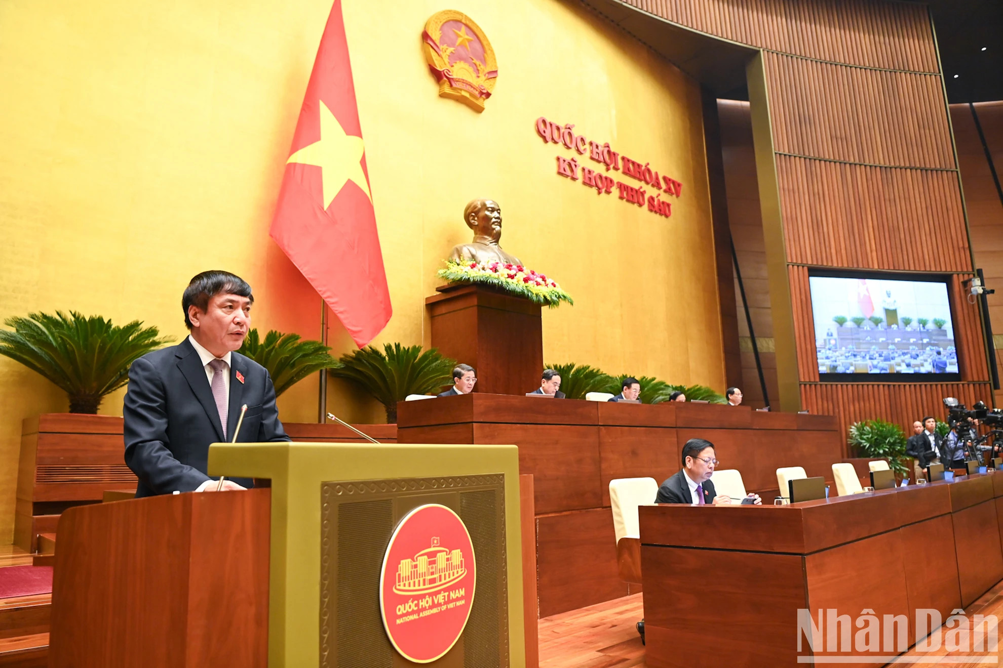 越南国会常务委员会、国会常委会秘书长、国会办公厅主任裴文强在会上作了报告。 越南国会常务委员会、国会常委会秘书长、国会办公厅主任裴文强在会上作了报告。