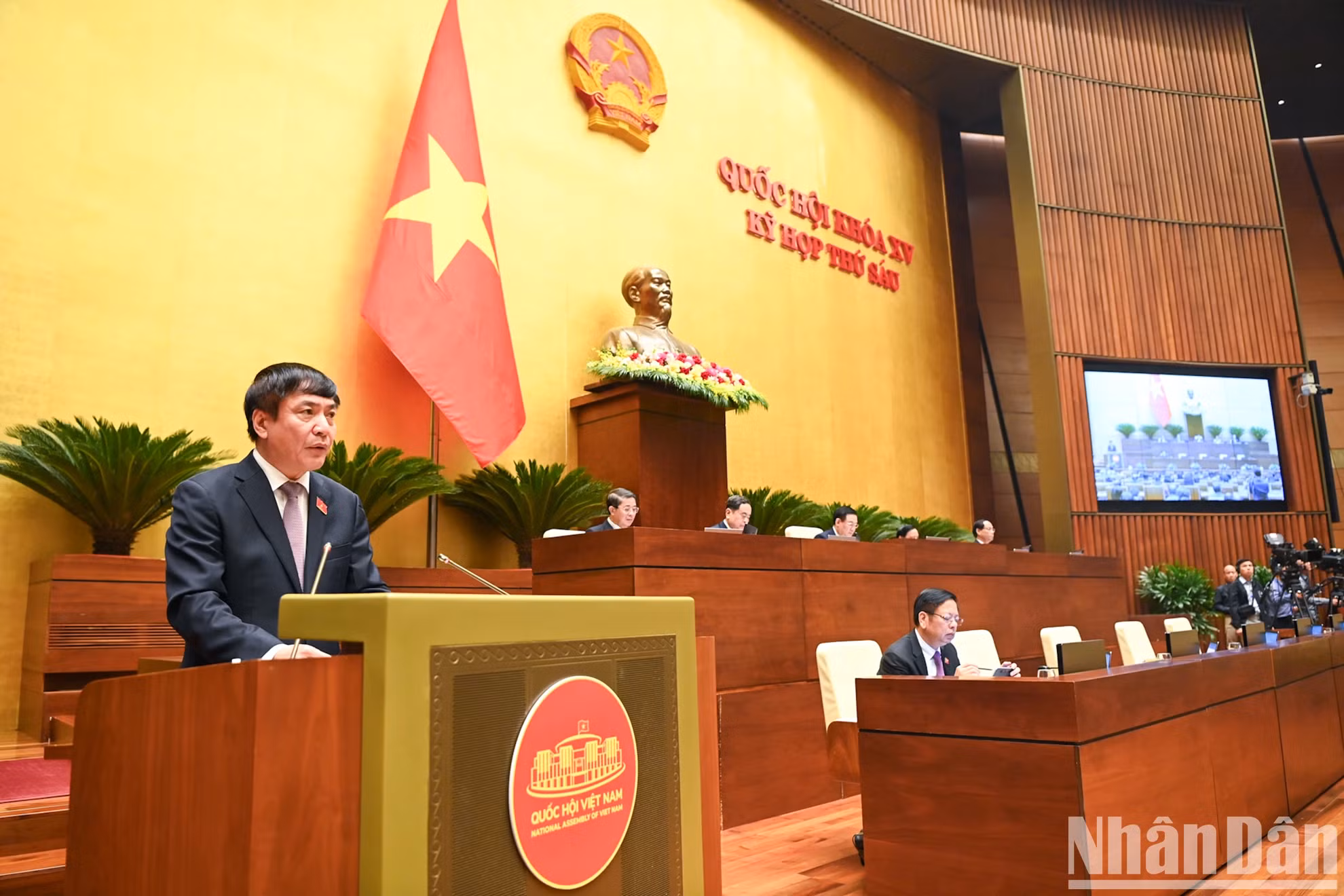 越南国会常务委员会、国会常委会秘书长、国会办公厅主任裴文强在会上作了报告。