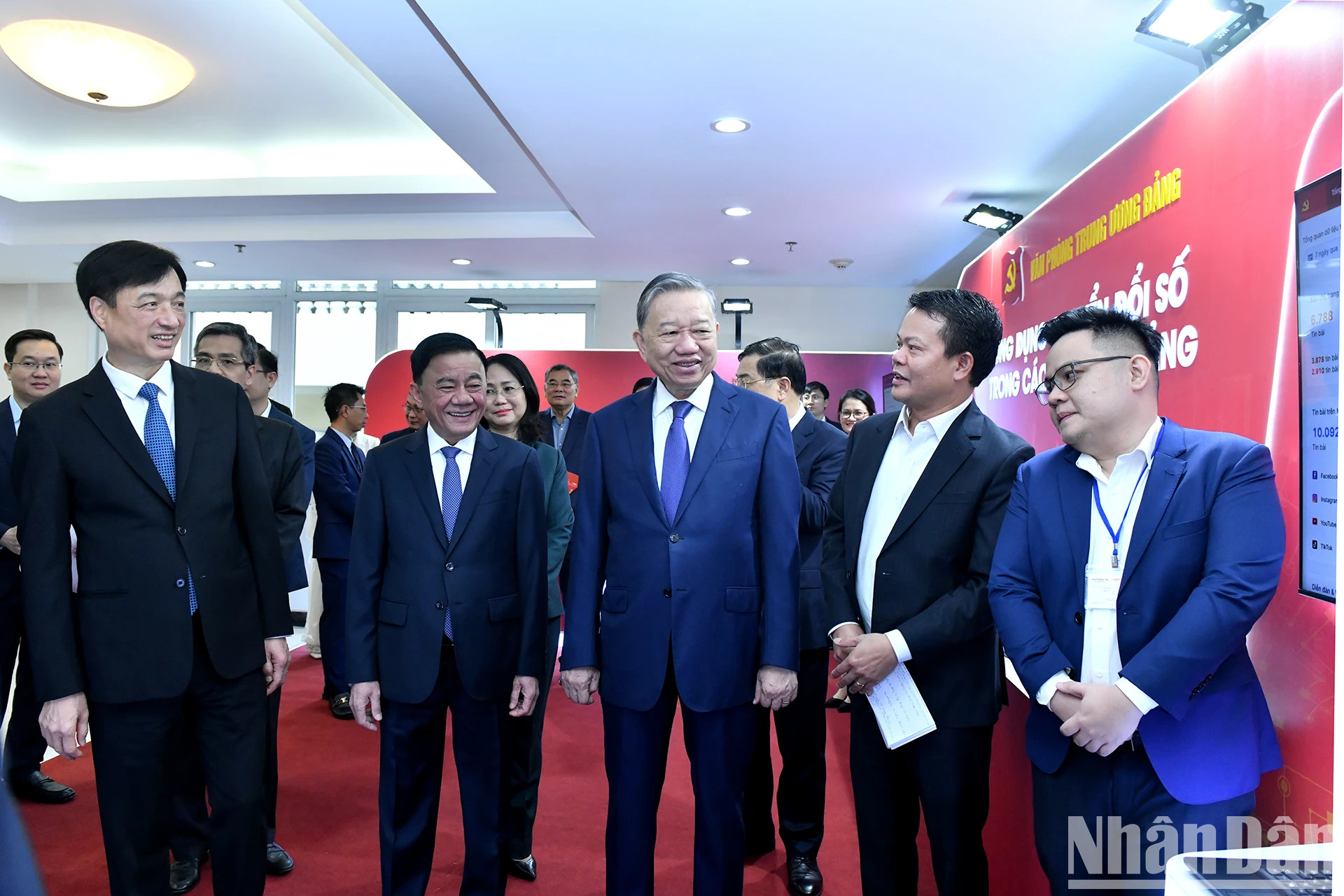 越共中央总书记苏林与各位代表参观介绍党机关数字化转型应用空间。