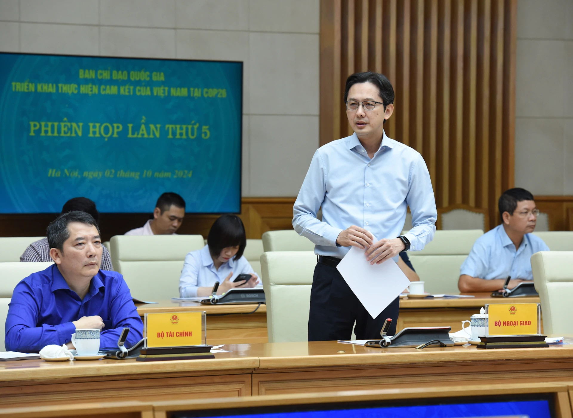 外交部领导代表在会上发表讲话。