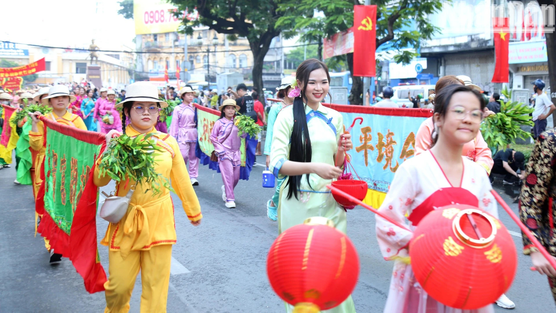 众多民众积极参加色彩缤纷的元宵节。 众多民众积极参加色彩缤纷的元宵节。