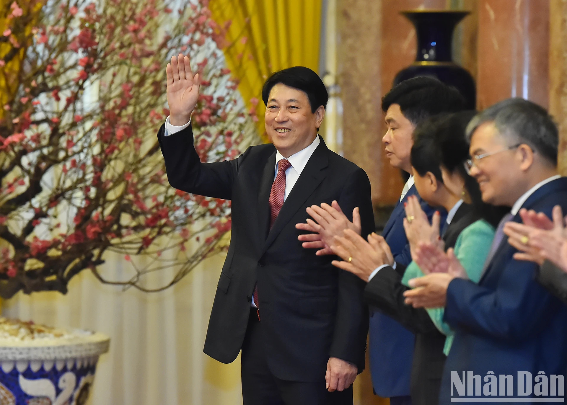 越南国家主席梁强出席国家主席办公厅干部人员新春见面会。