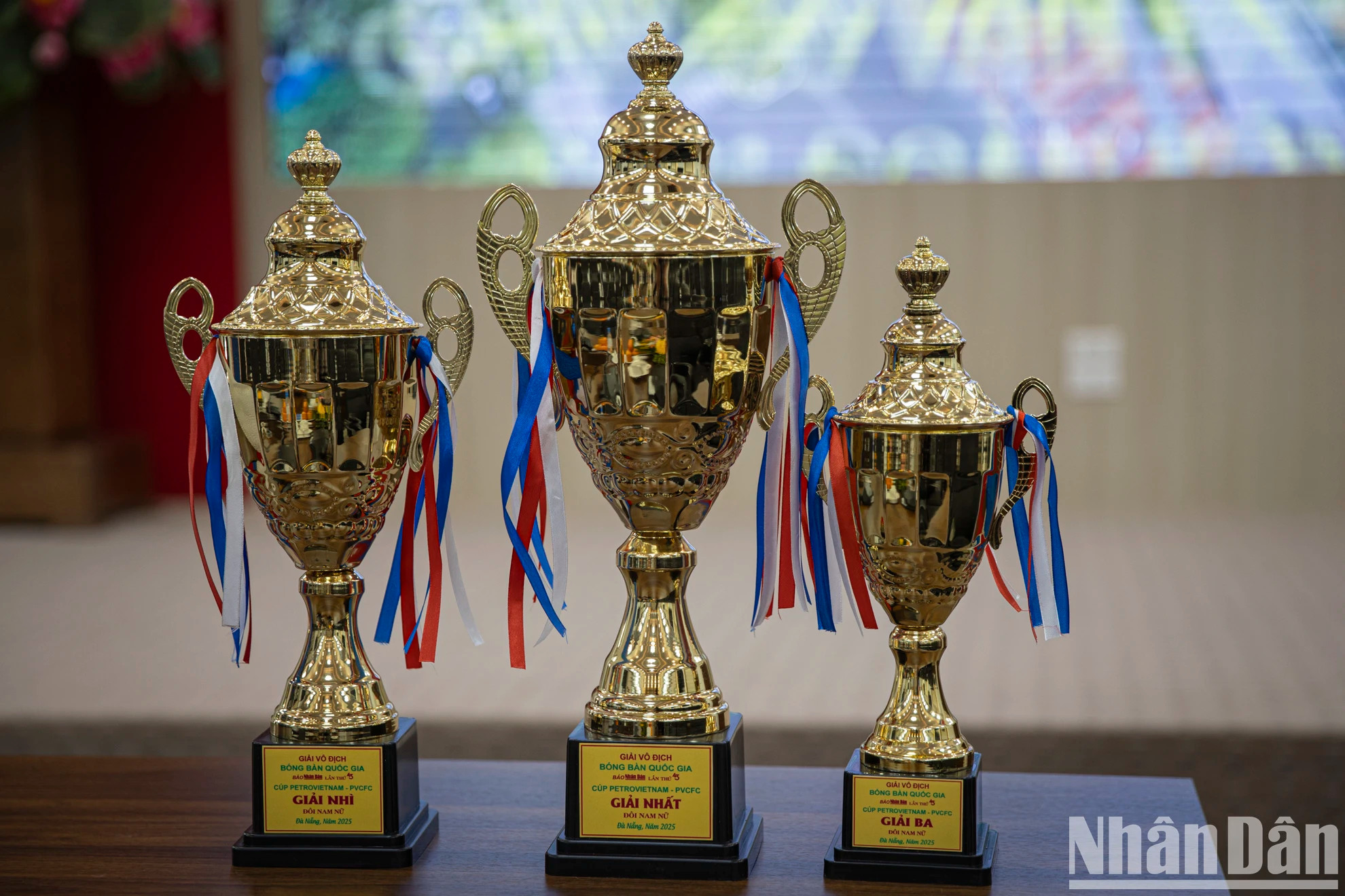 第43届《人民报》全国乒乓球锦标赛奖杯。