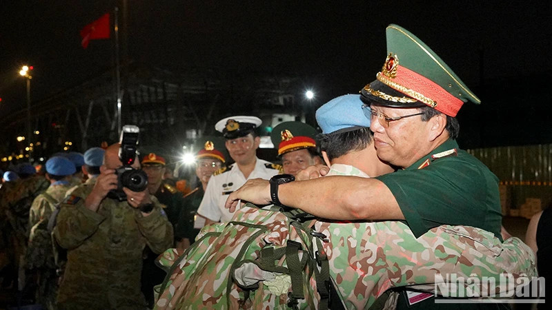 在联合国南苏丹特派团执行为期一年的维和任务后，领导人和官兵很高兴再次相聚。