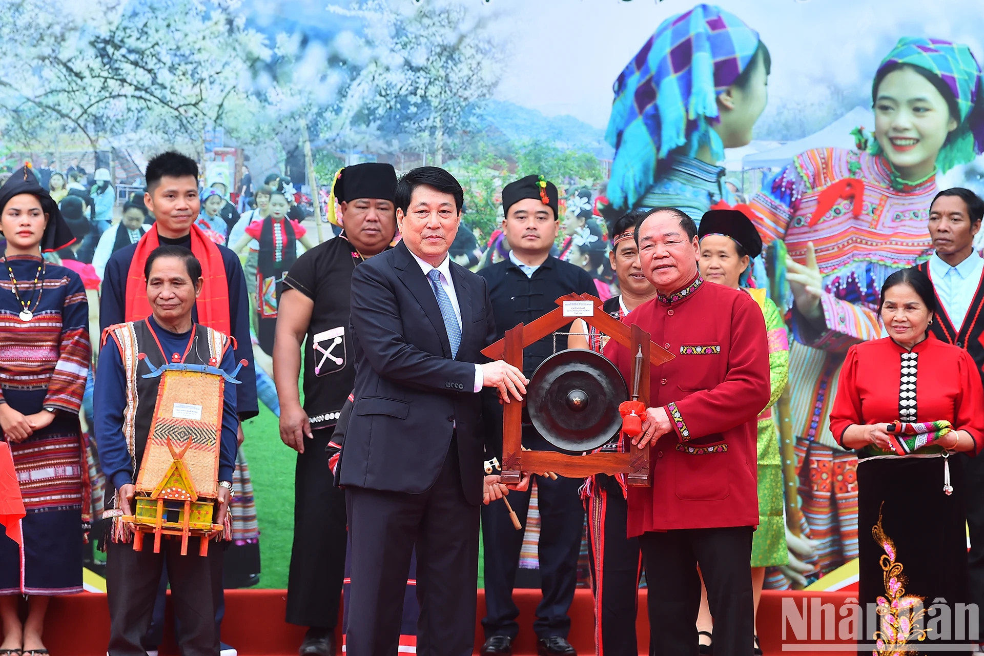 各民族同胞代表向国家主席梁强赠送传统礼物。 各民族同胞代表向国家主席梁强赠送传统礼物。