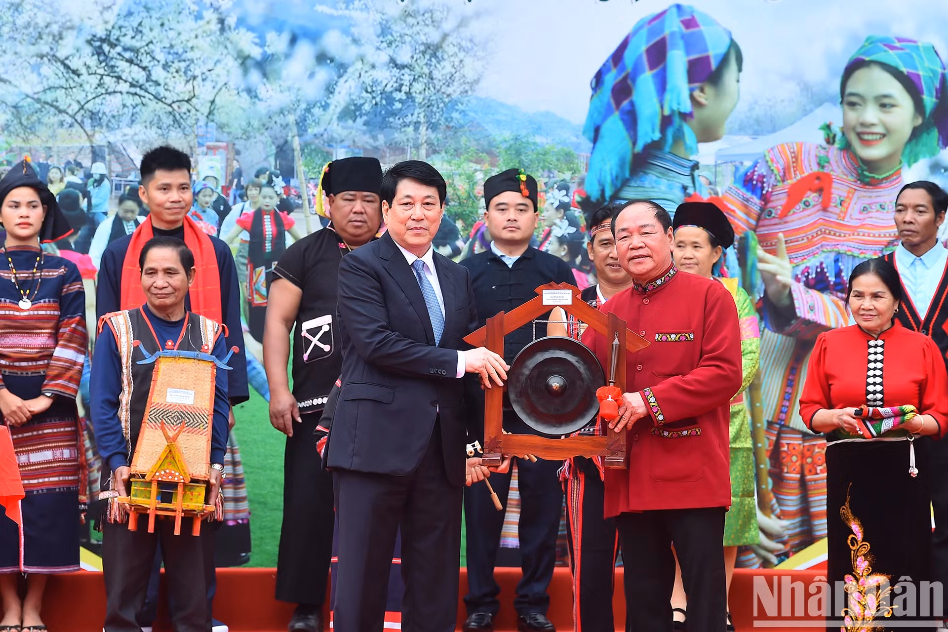 各民族同胞代表向国家主席梁强赠送传统礼物。 各民族同胞代表向国家主席梁强赠送传统礼物。