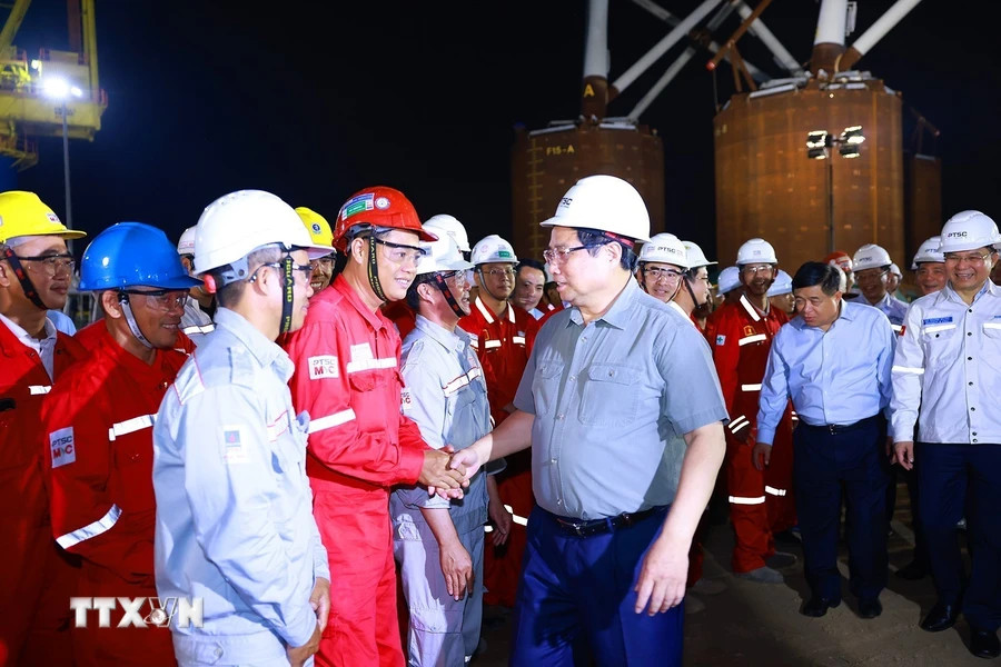 范明正总理与PTSC技术补给与能源产业中心的工程师和工作人员交谈。