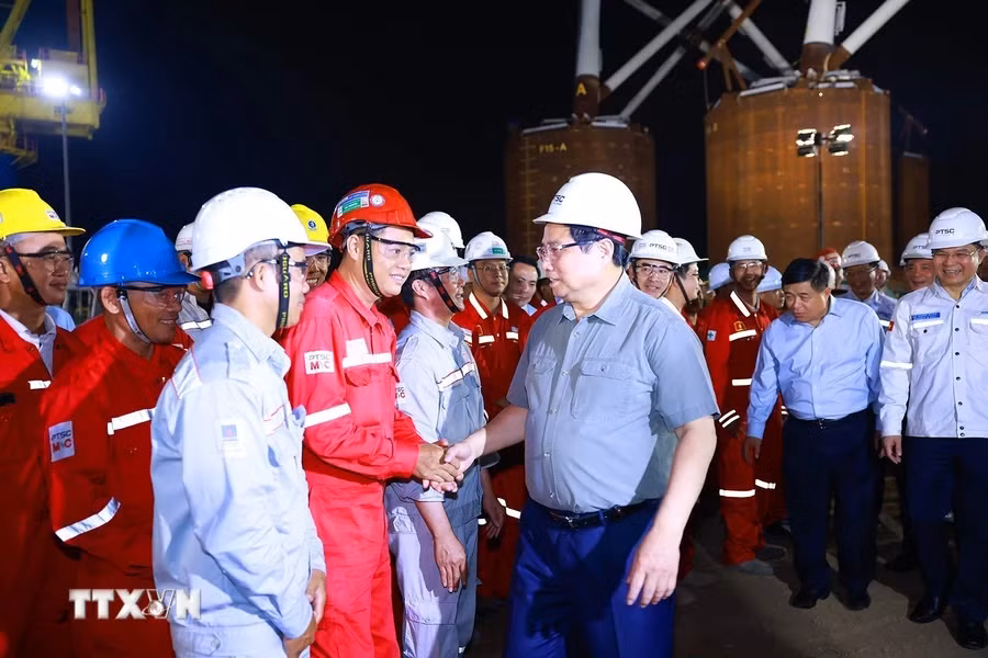 范明正总理与PTSC技术补给与能源产业中心的工程师和工作人员交谈。