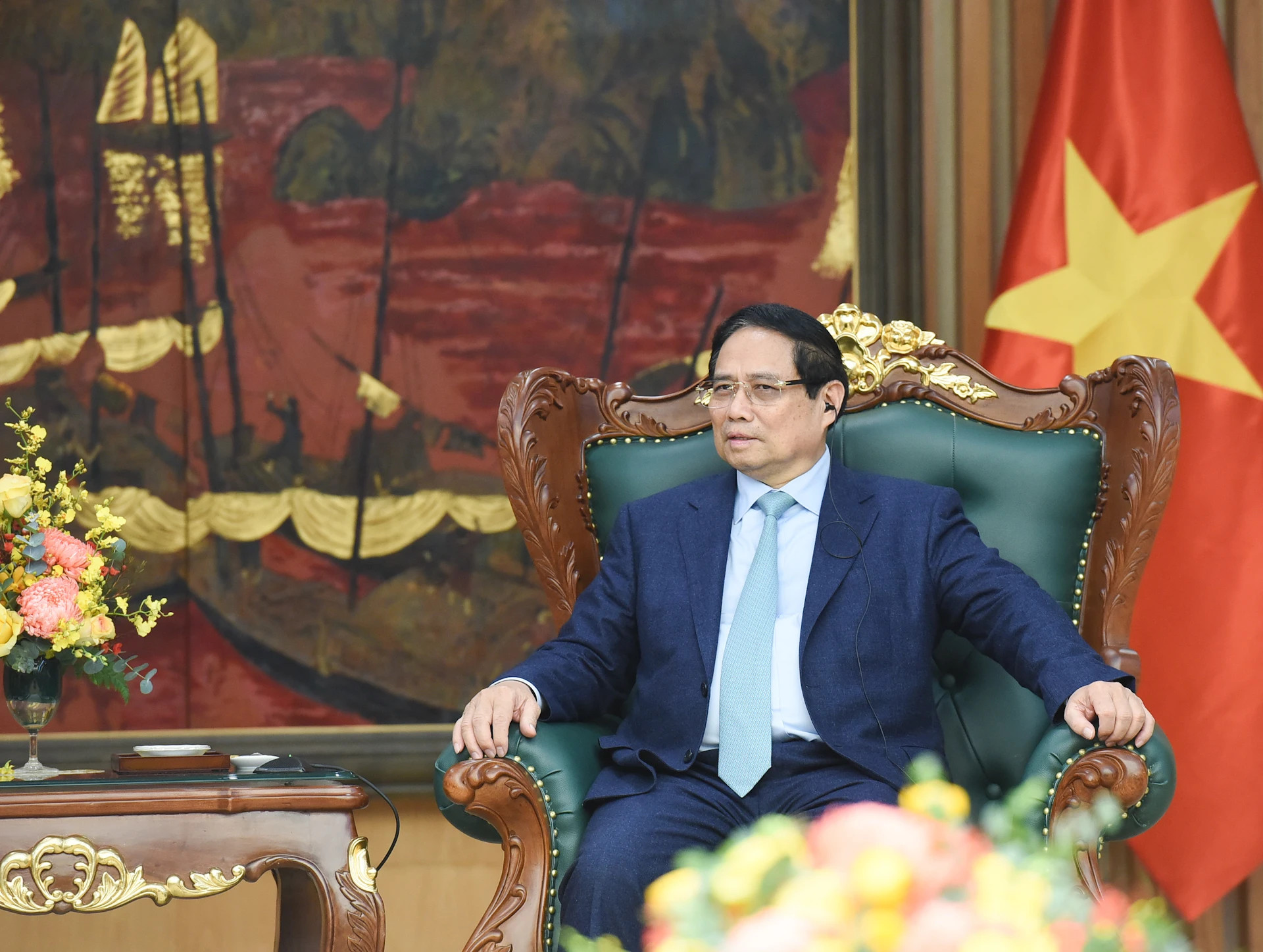 越南政府总理范明正在会见中发表讲话。