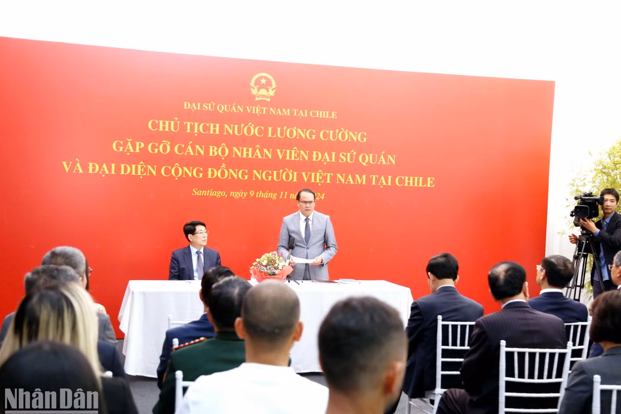 越南驻智利大使阮越强向梁强主席汇报了大使馆工作情况和旅智越侨社群情况。