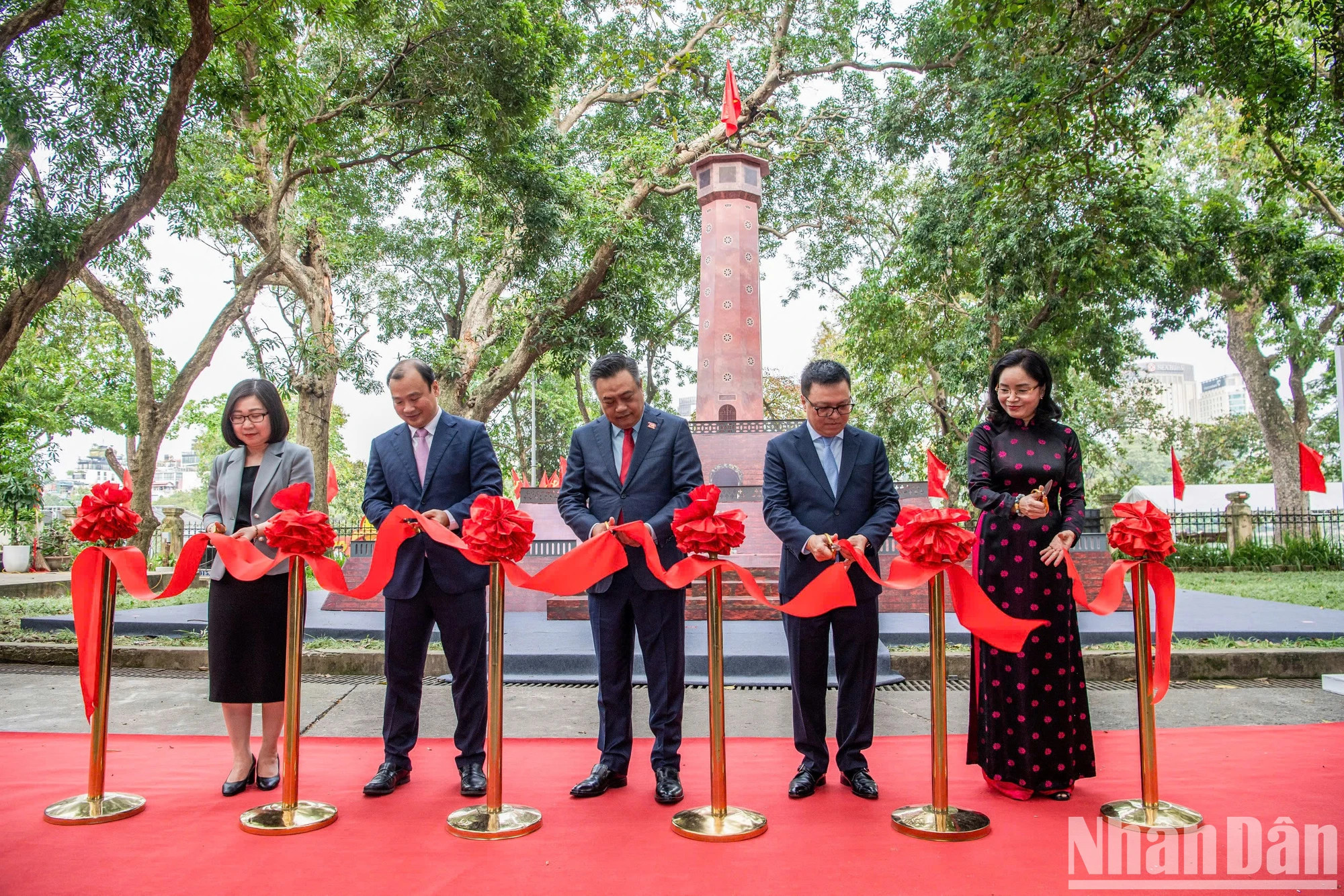 各位代表为展览开幕式剪彩。 各位代表为展览开幕式剪彩。