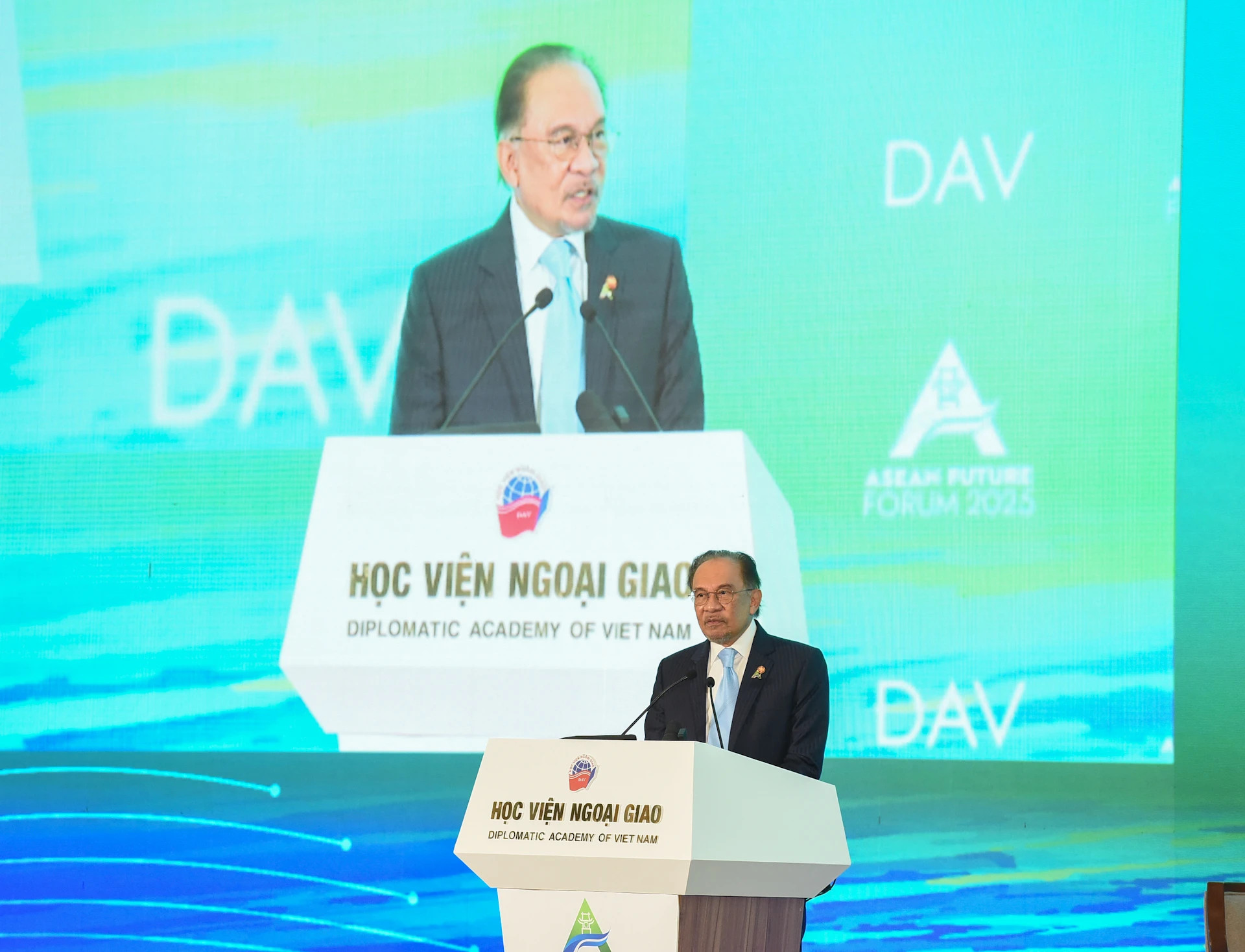 马来西亚总理安瓦尔·易卜拉欣在会上发表讲话。 马来西亚总理安瓦尔·易卜拉欣在会上发表讲话。