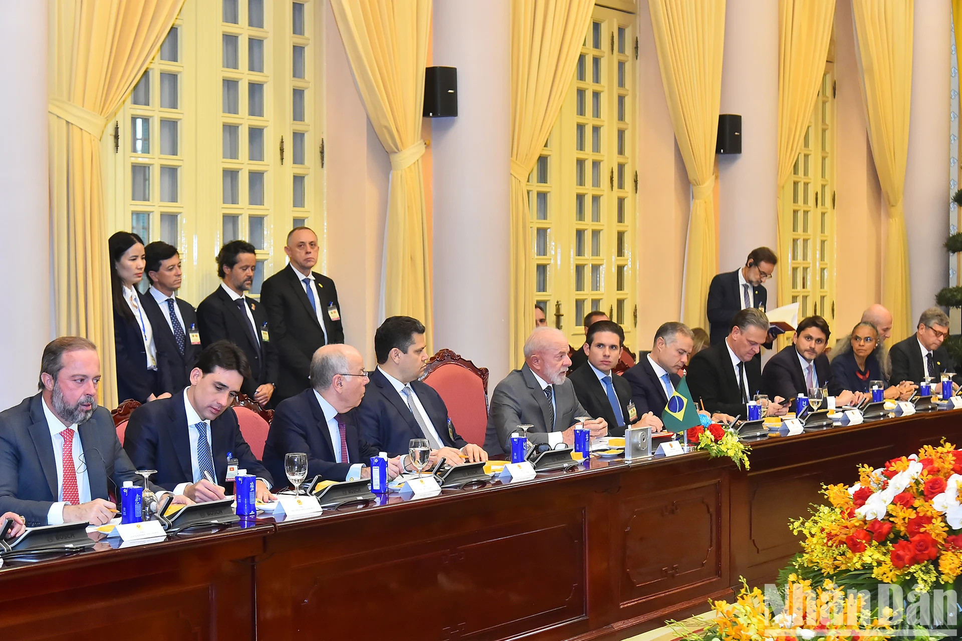 陪同巴西总统卢拉·达席尔瓦的成员们出席会谈。 陪同巴西总统卢拉·达席尔瓦的成员们出席会谈。