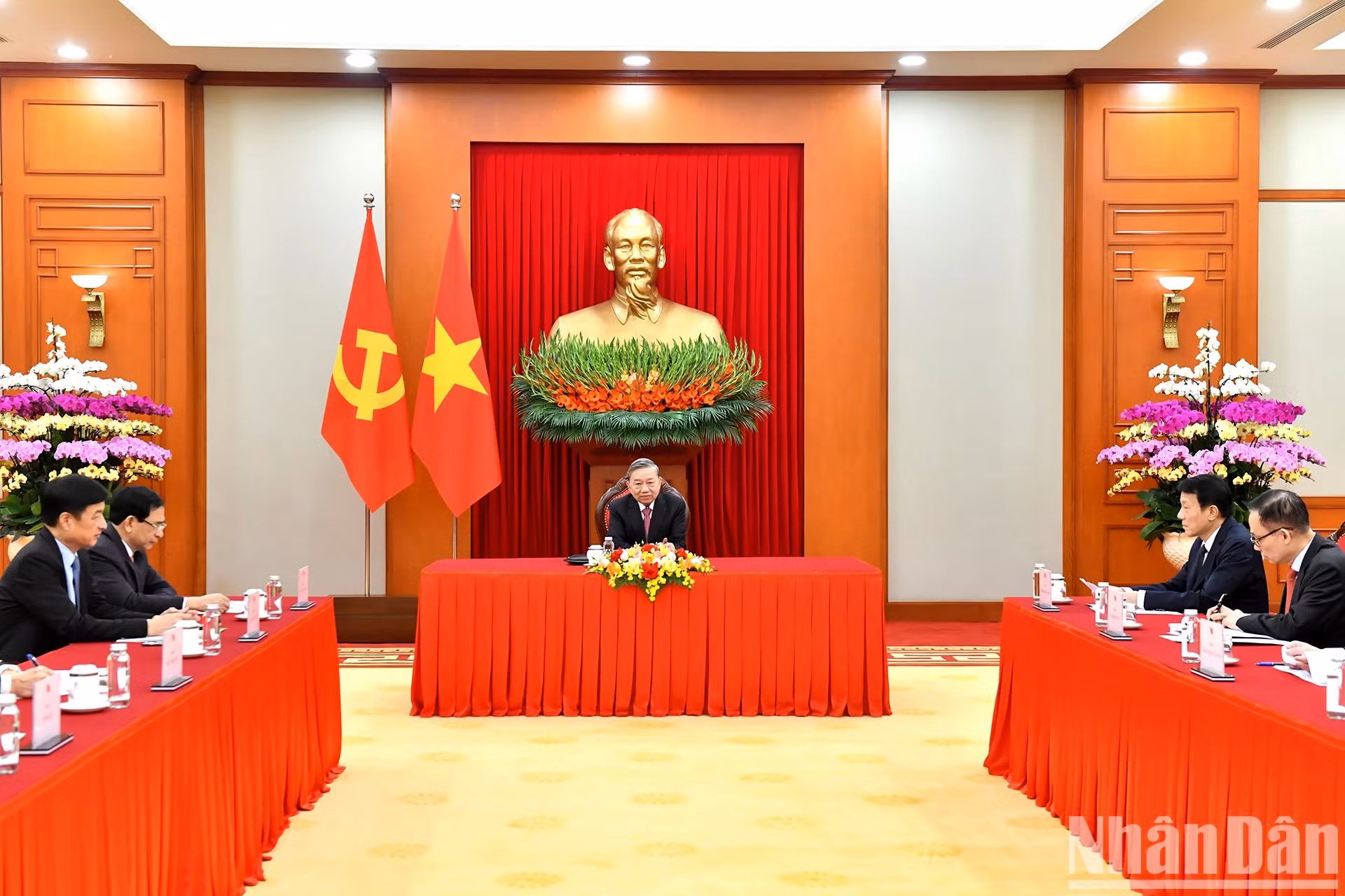 越共中央总书记苏林同中共中央总书记、中国国家主席习近平通电话。
