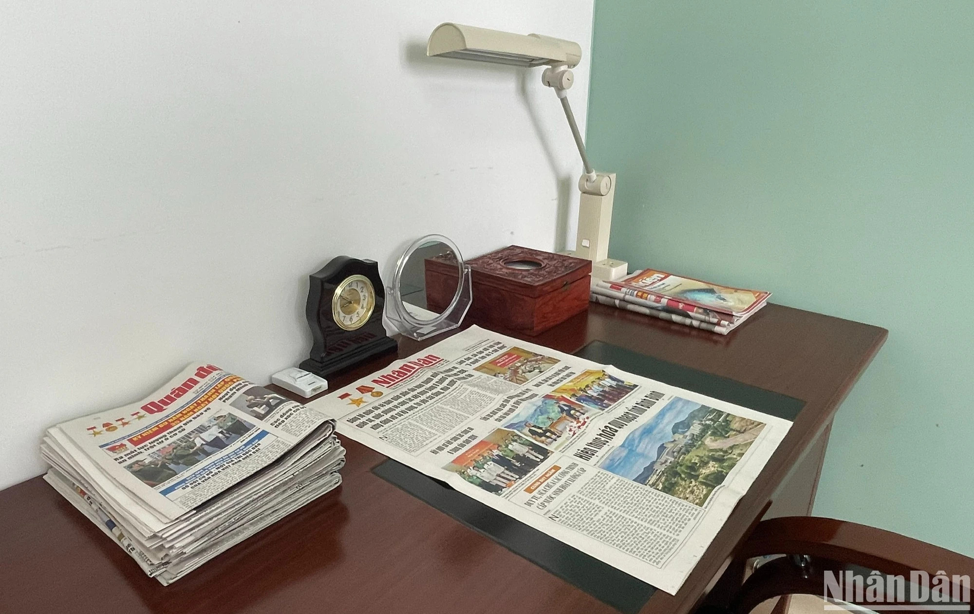 阮富仲总书记在接受治疗期间的熟悉物品。阮富仲总书记有每天早上看报纸的习惯。