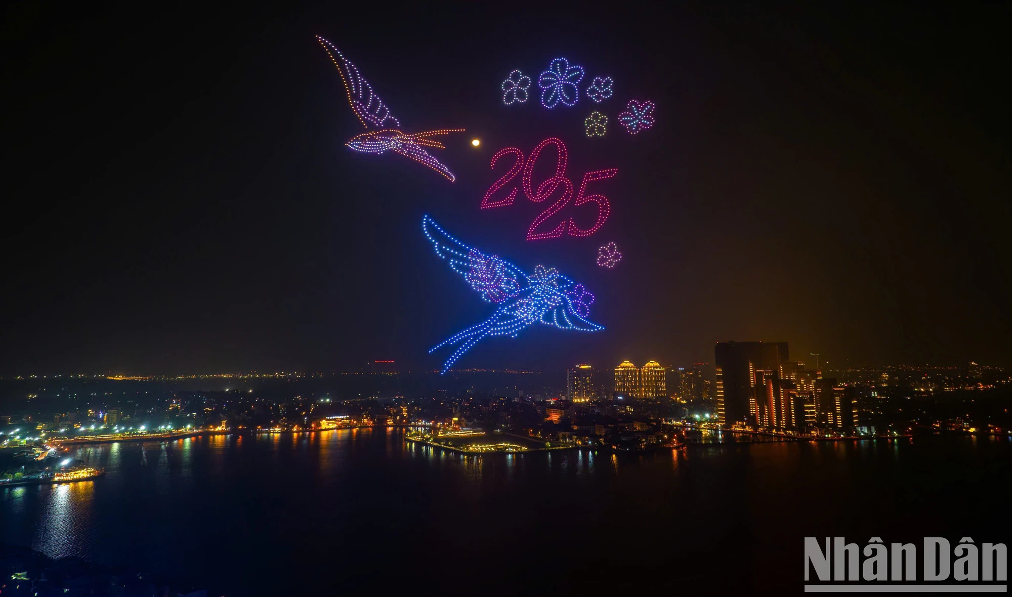 2025架无人机飞在天空中描绘了对和平的渴望、对2025年新年的信念的象征。 2025架无人机飞在天空中描绘了对和平的渴望、对2025年新年的信念的象征。
