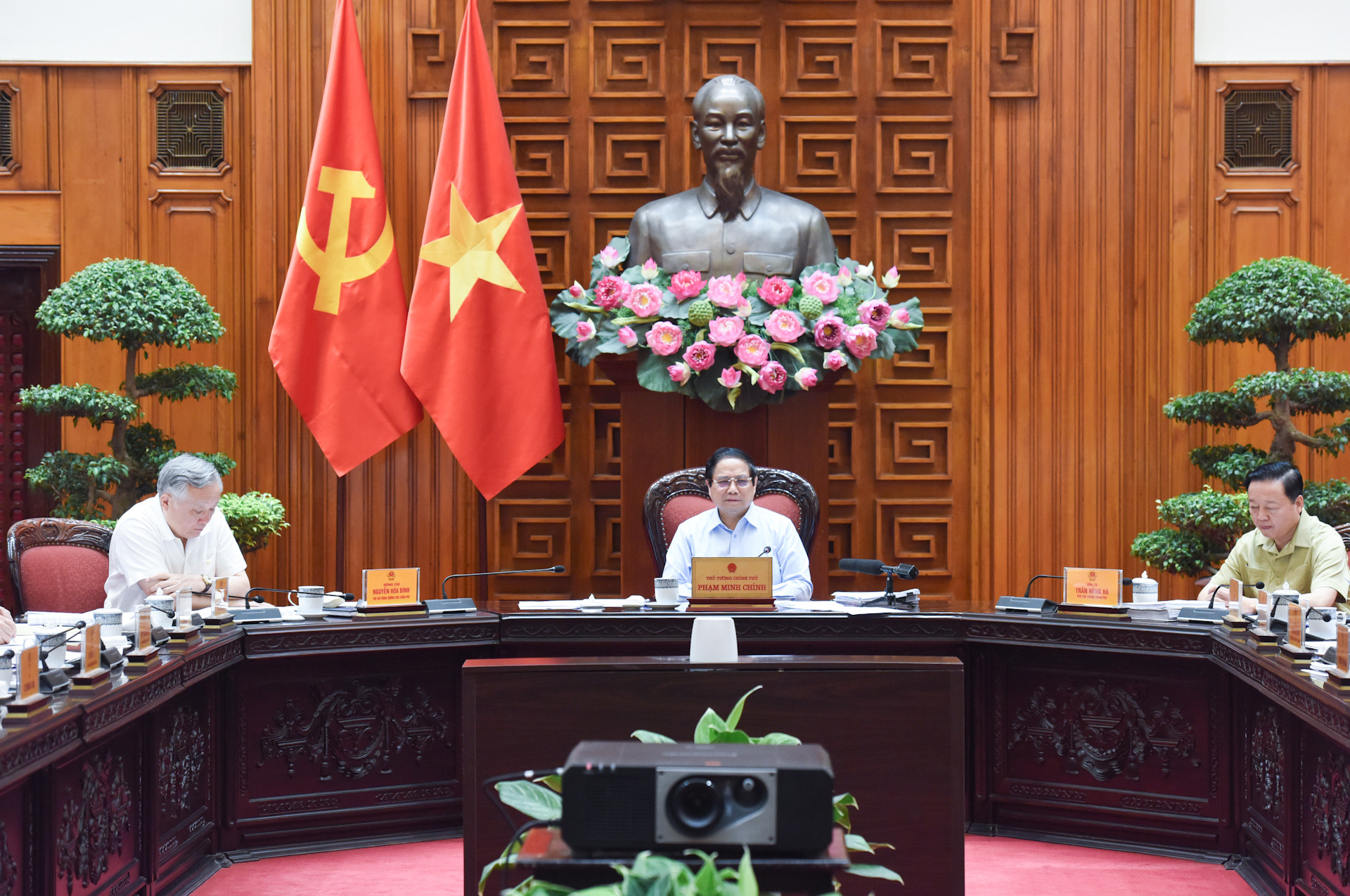 政府总理范明正就与美国的贸易问题召开政府常委会会议【组图】