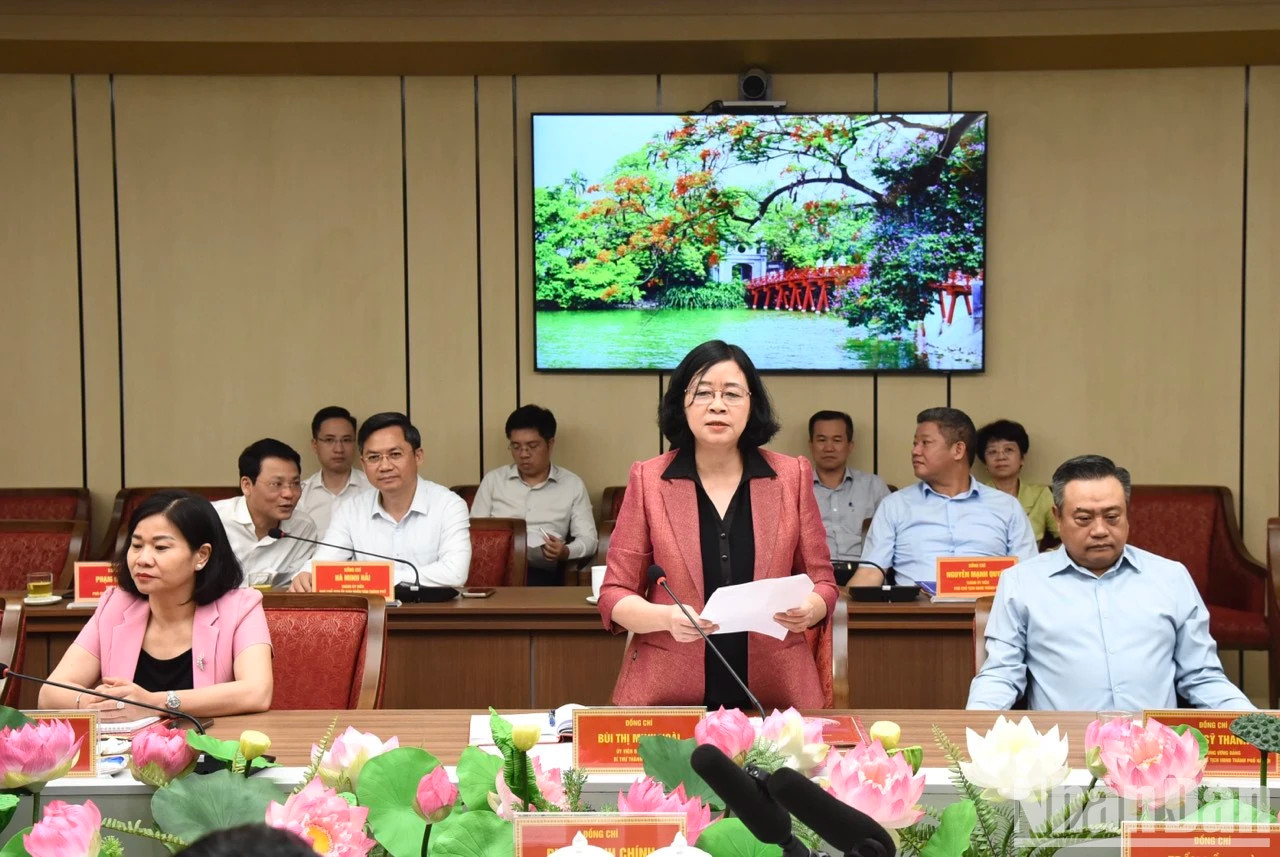 河内市委书记裴氏明怀在会上发表讲话。 河内市委书记裴氏明怀在会上发表讲话。