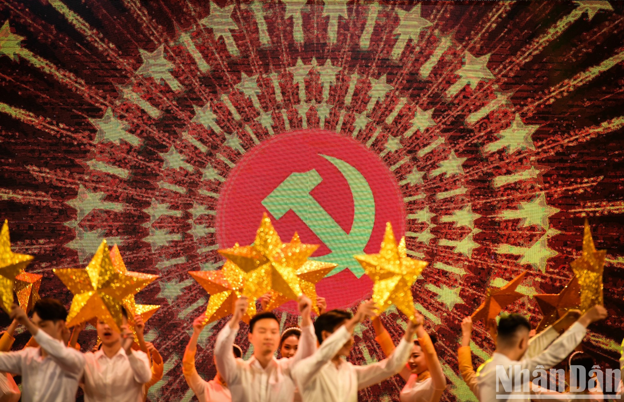 “独立之星”艺术交流晚会为观众献上歌颂胜利和民族独立的文艺表演节目。