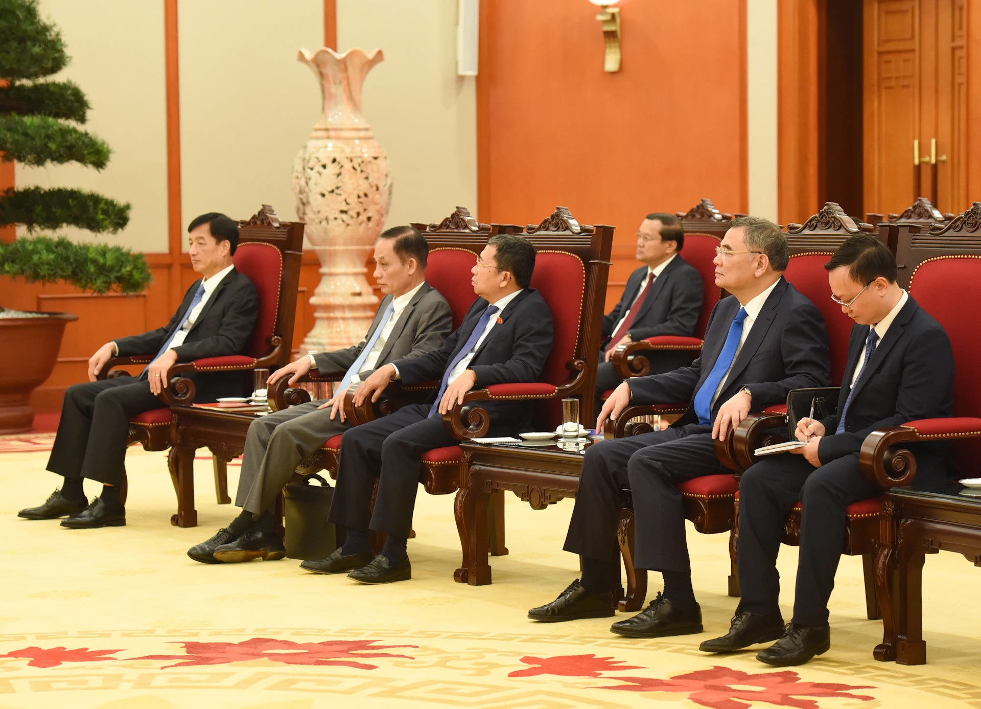 越南代表出席会见。