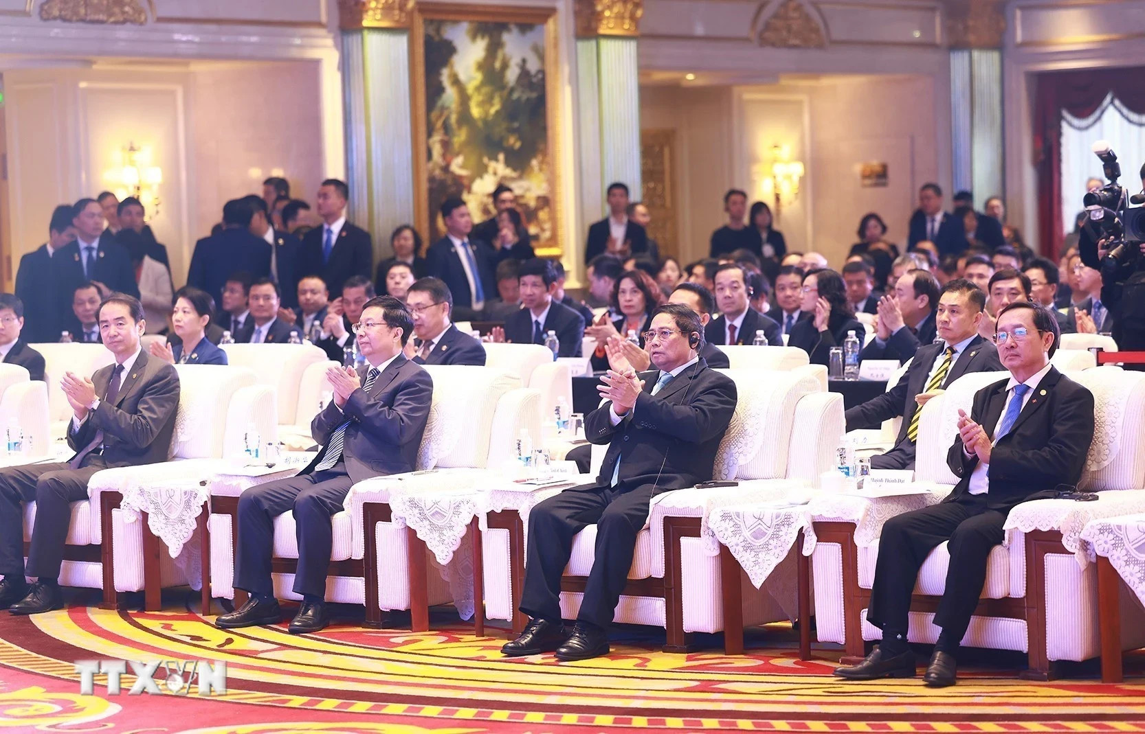 越南政府总理范明正出席越中企业家座谈会。