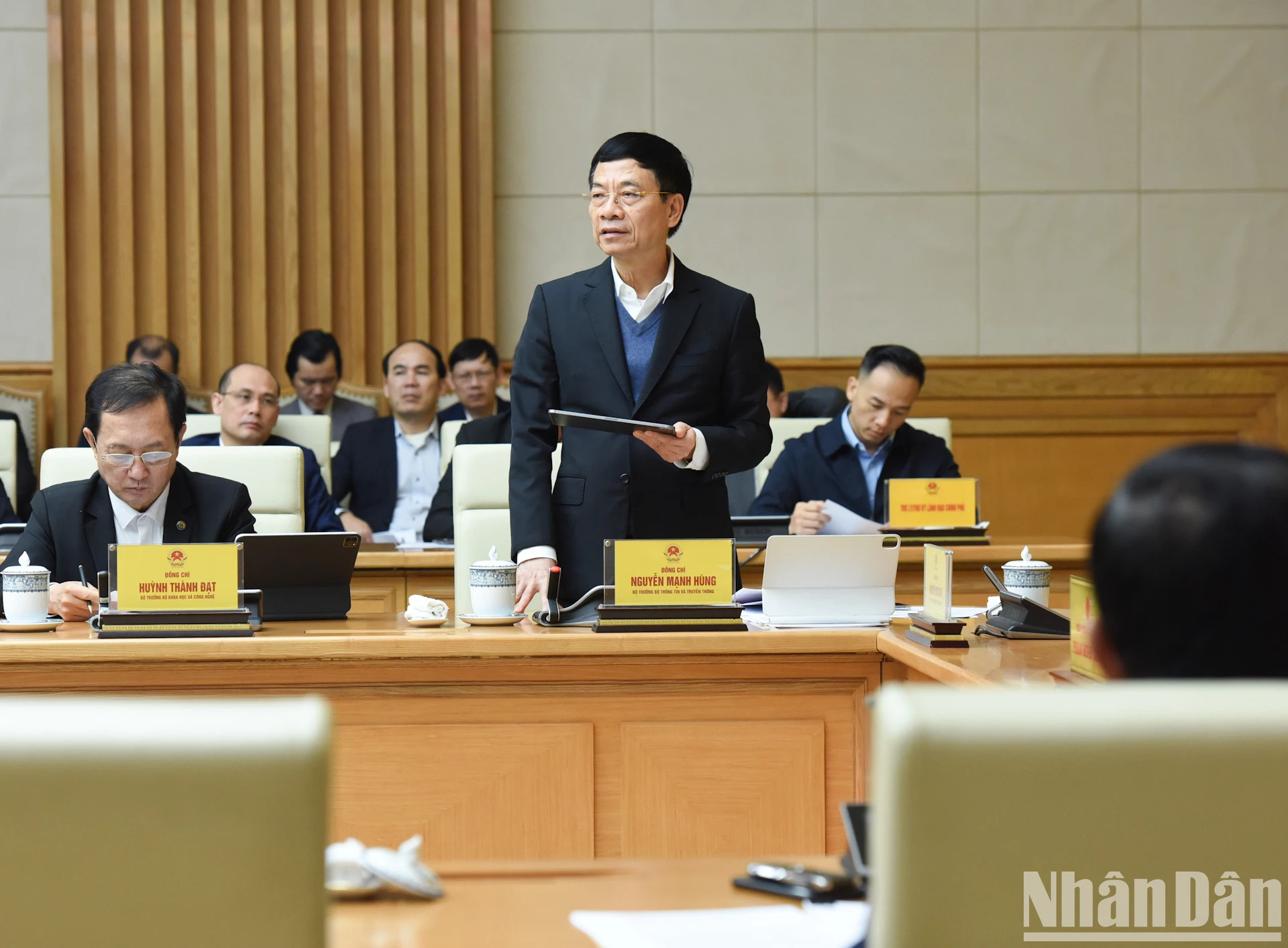 越南通信传媒部长、国家半导体产业发展指导委员会副主任阮孟雄发表讲话。