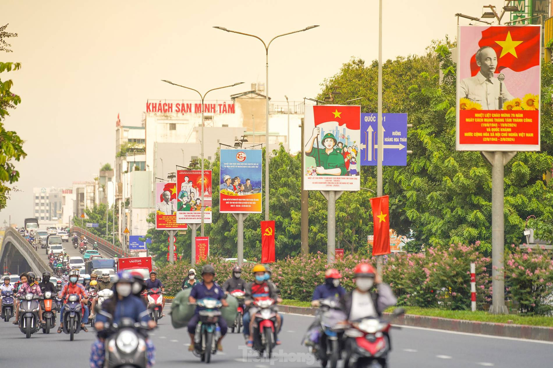 胡志明市街道装扮得五光十色。(图片来源:《前锋报》) 胡志明市街道装扮得五光十色。(图片来源:《前锋报》)