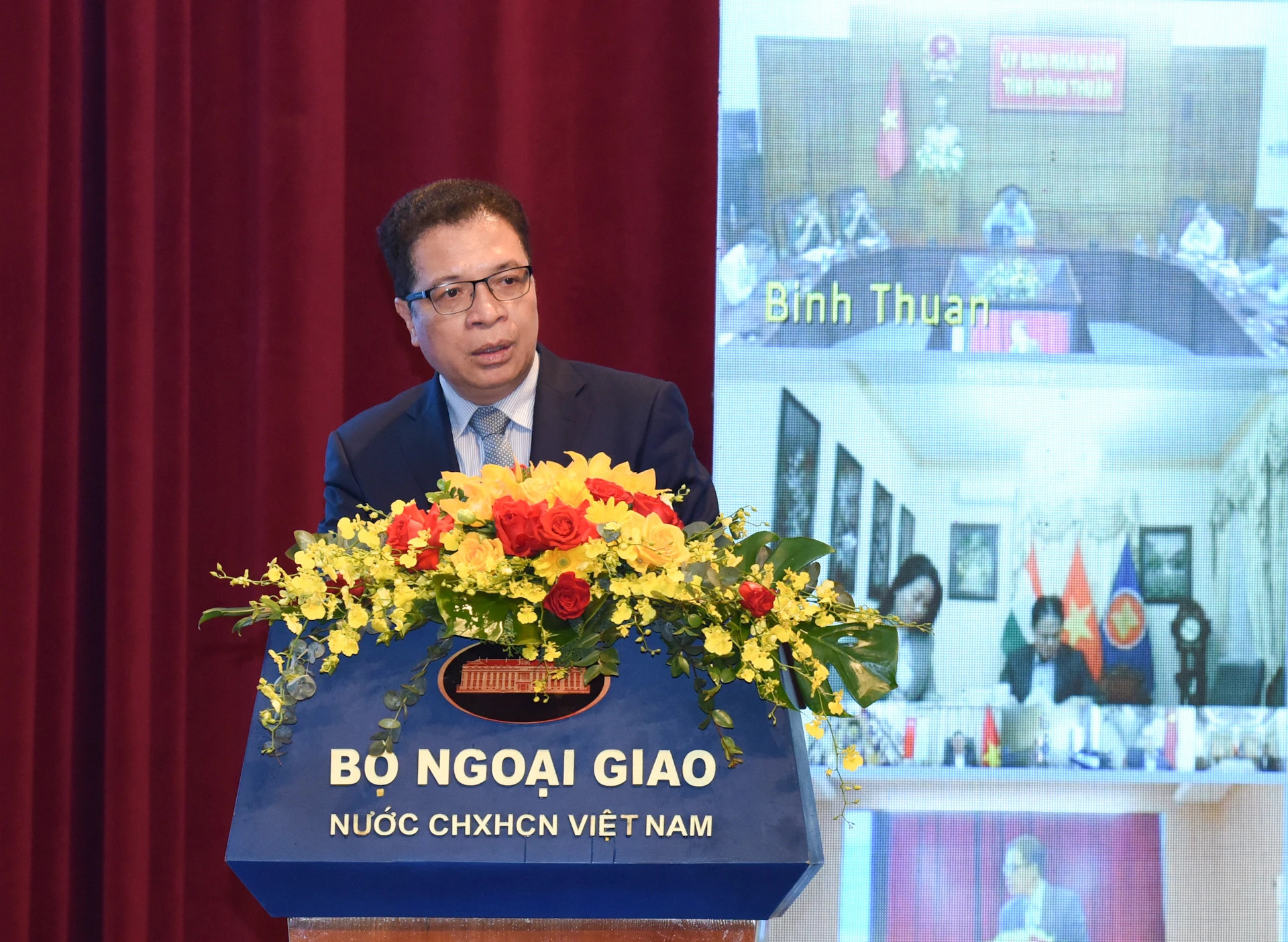 越南驻俄罗斯大使邓明魁发表讲话。