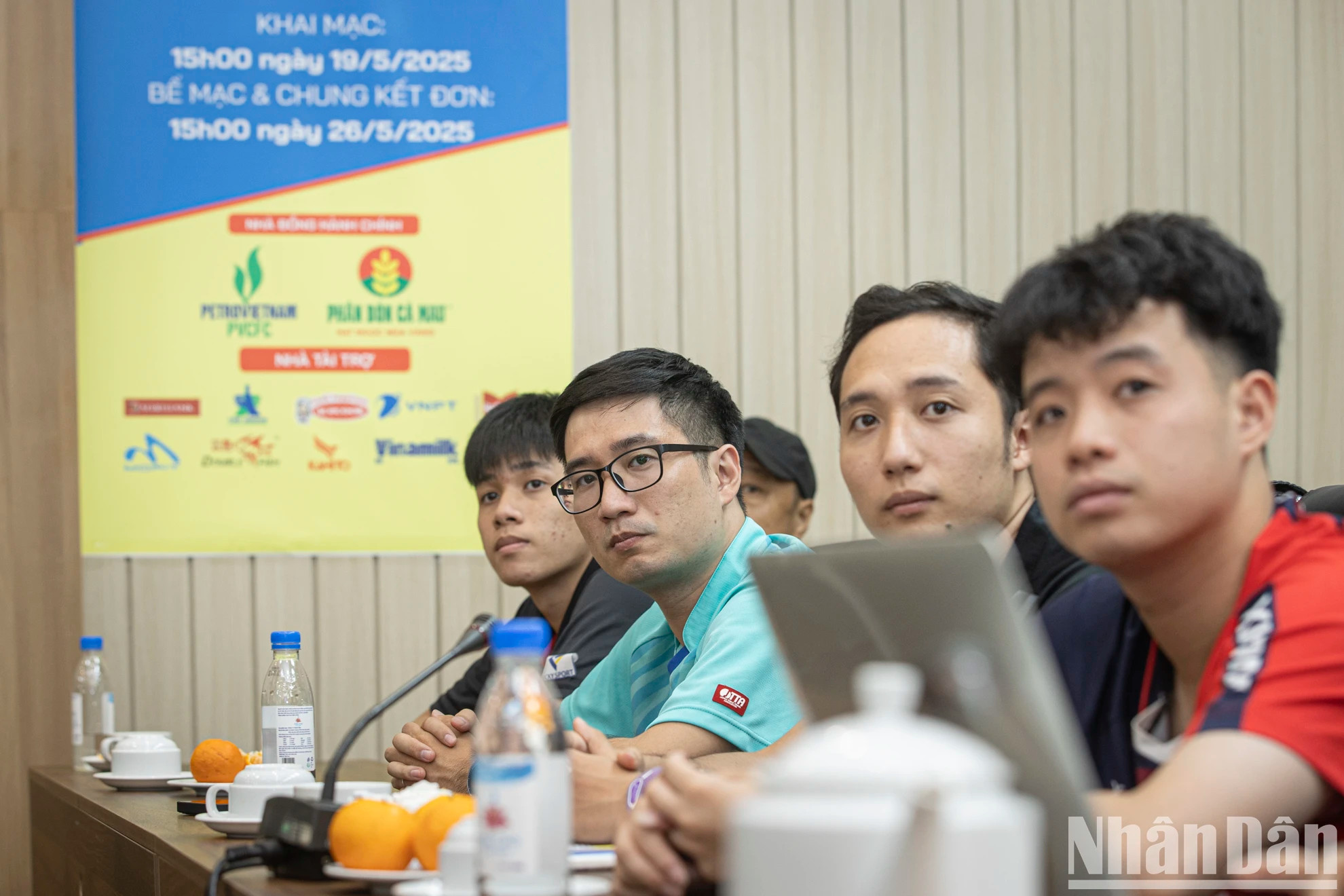 媒体单位代表与运动员出席新闻发布会。