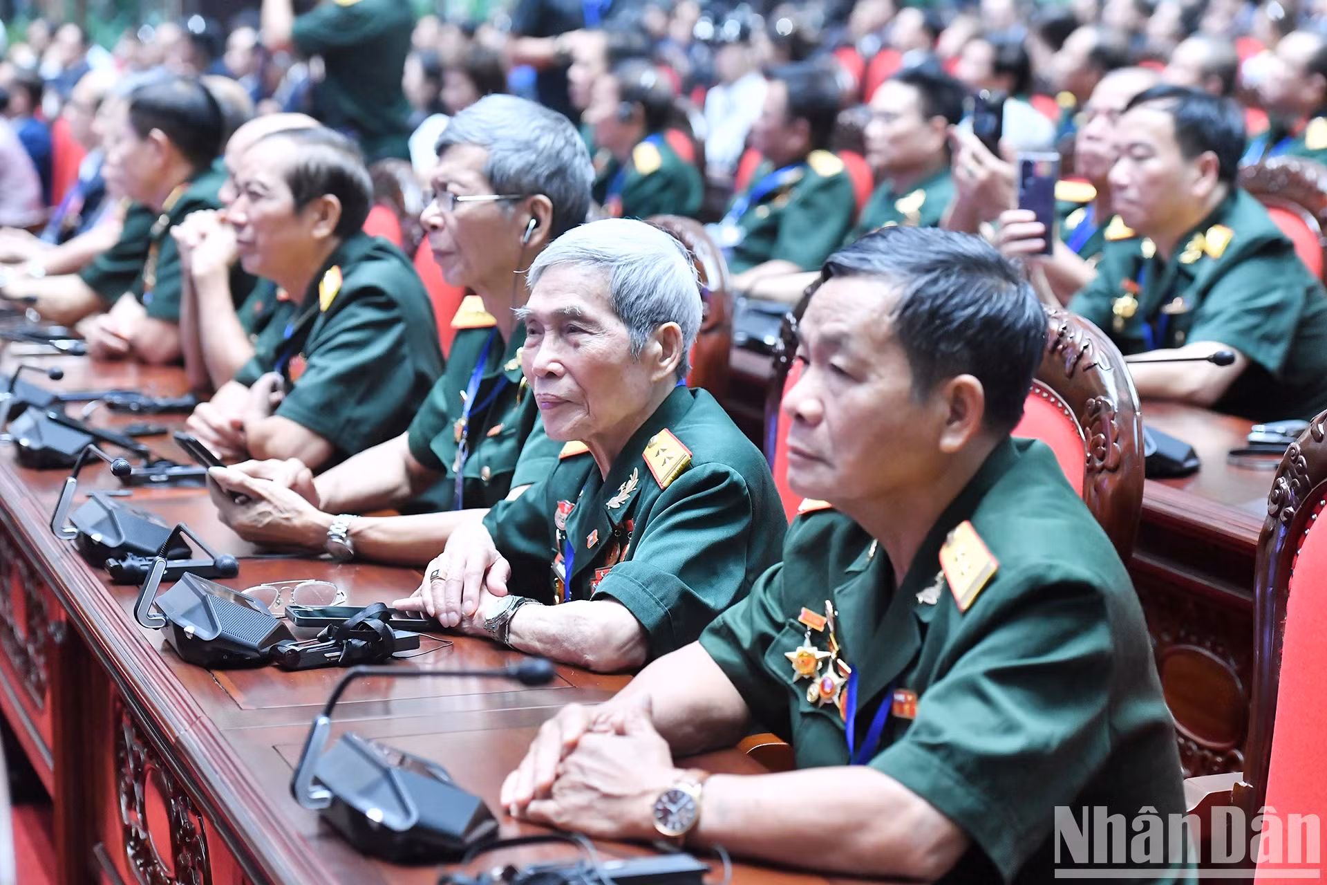 前越南援老志愿军和专家代表出席见面会。