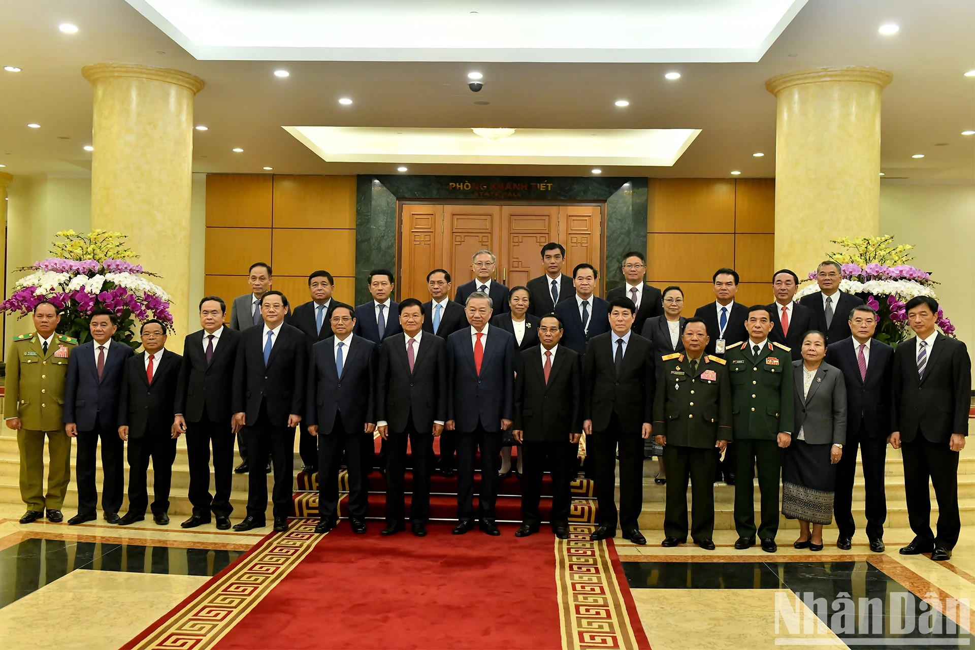 越共中央总书记、国家主席苏林与老挝人民革命党中央总书记、国家主席通伦·西苏里和两国领导人合影。