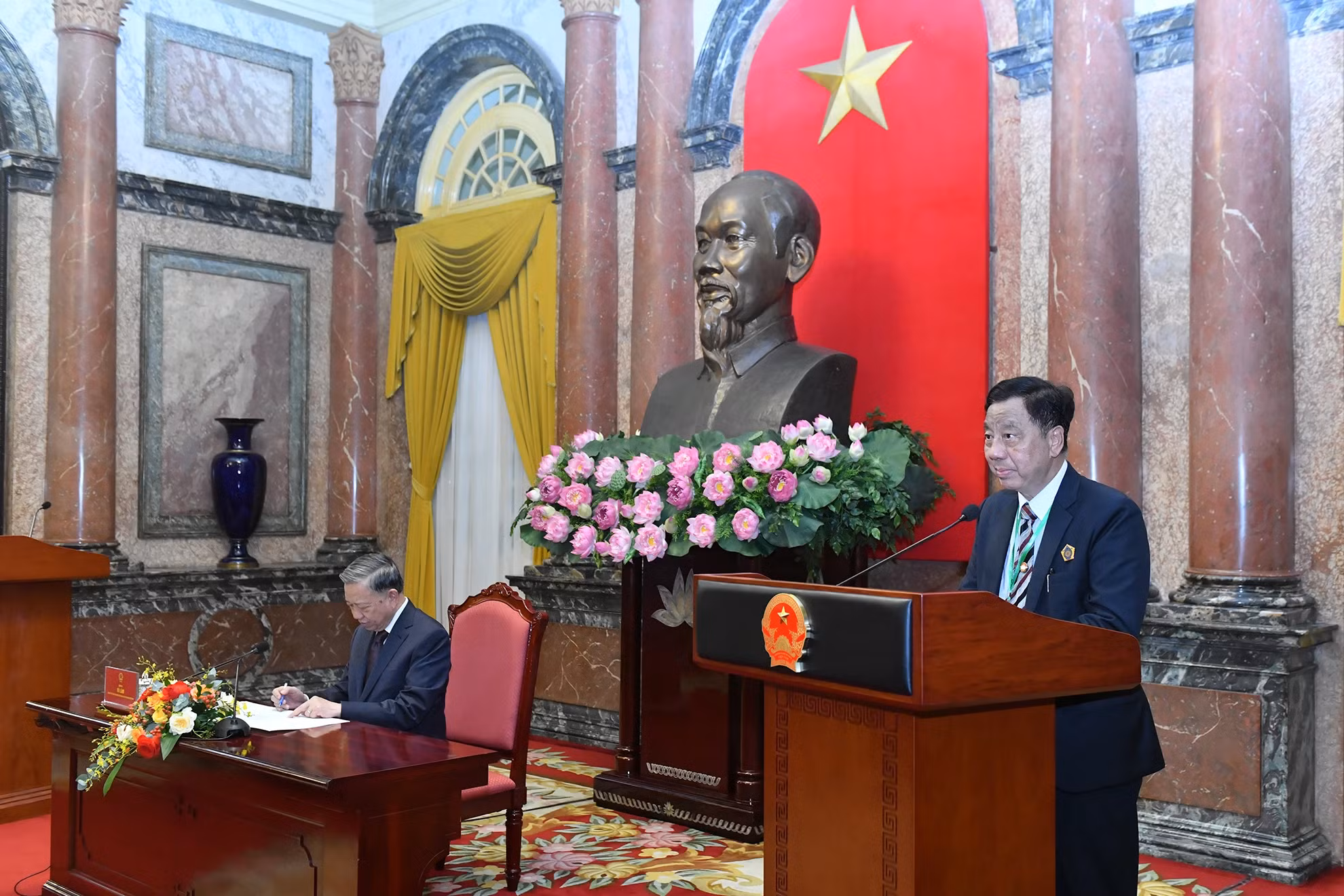 海外越南人代表发表讲话。