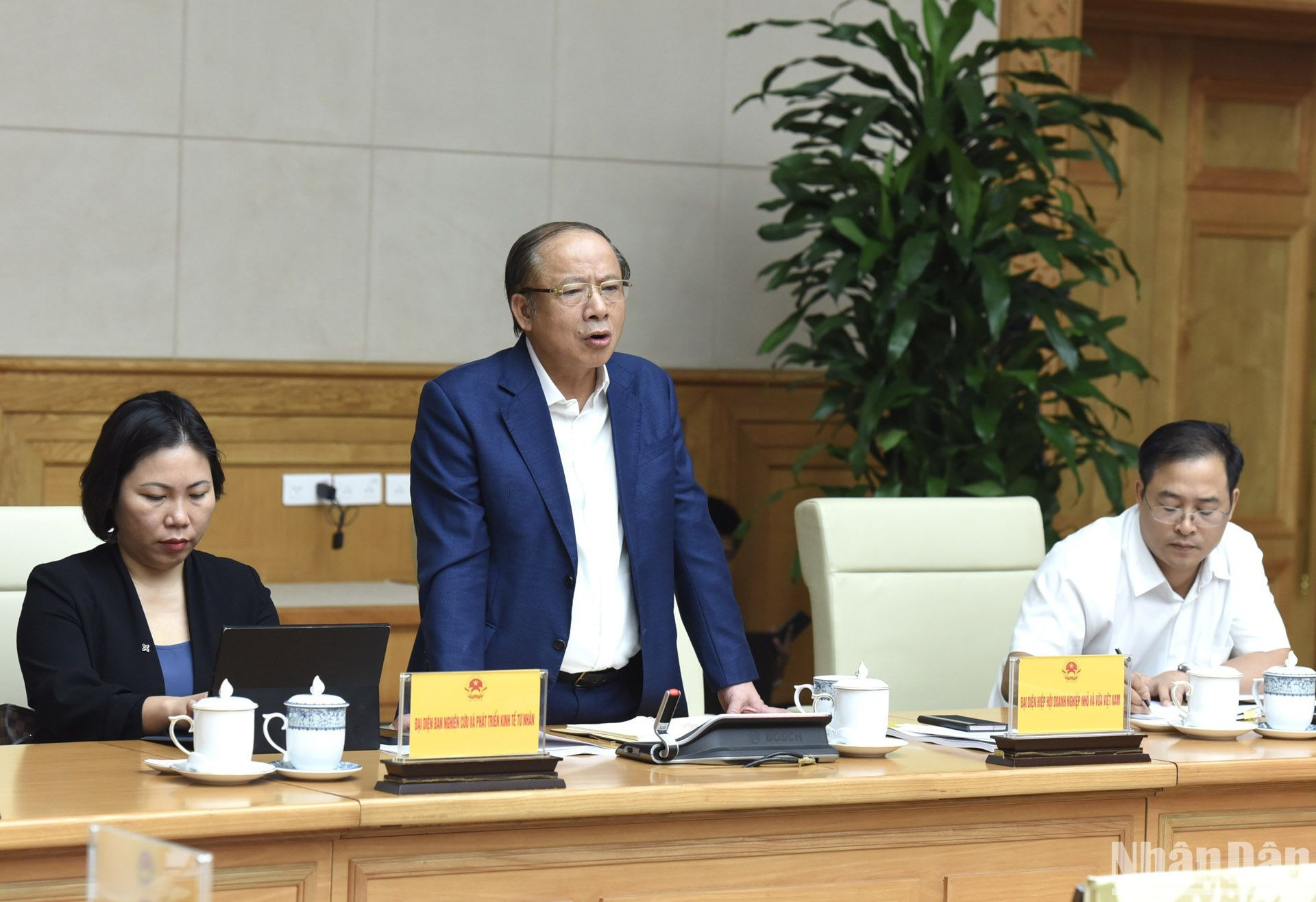 越南中小企业协会代表在会上发言。